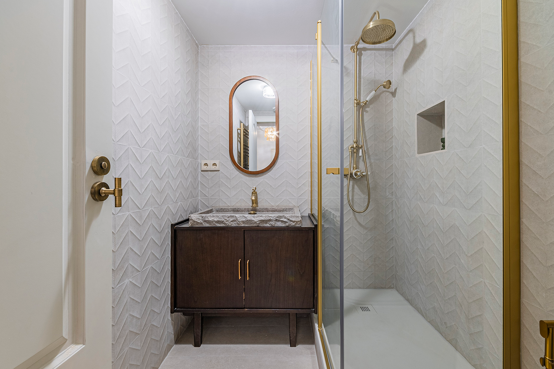  Elegant Three-Bedroom Flat with Terrace Next to Plaça Catalunya - 物件實景