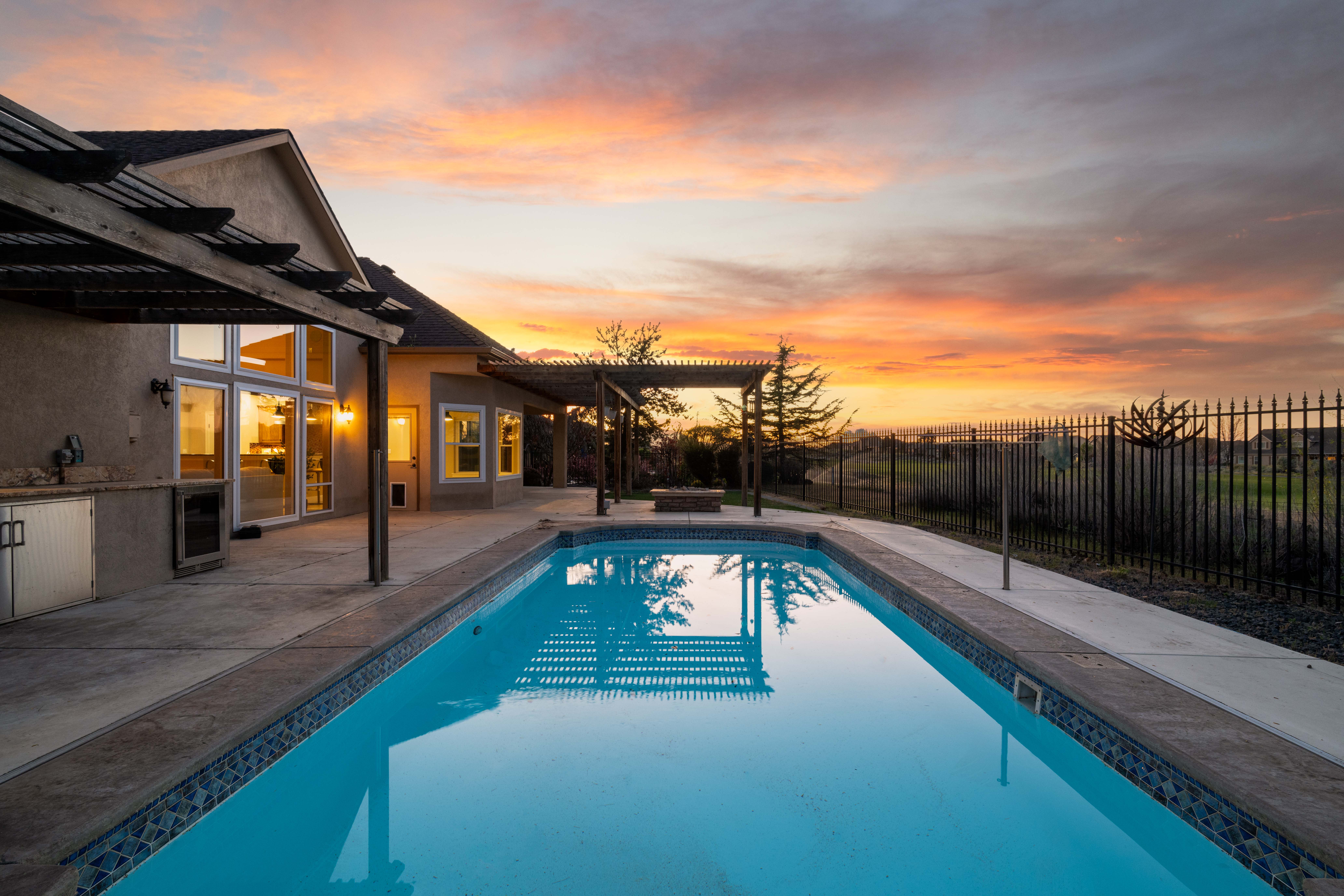  Pool, Course Frontage, Outdoor Kitchen &More - 物件實景