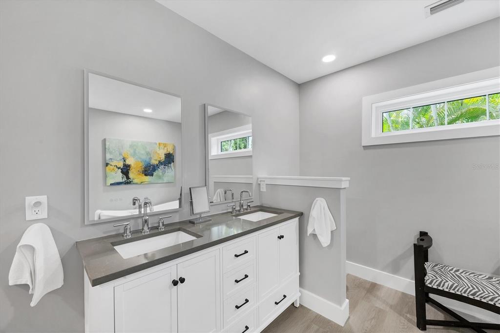 Sarasota, Florida, 34236, United States, 2 Bedrooms Bedrooms, ,2 BathroomsBathrooms,Residential,For Sale,1960747