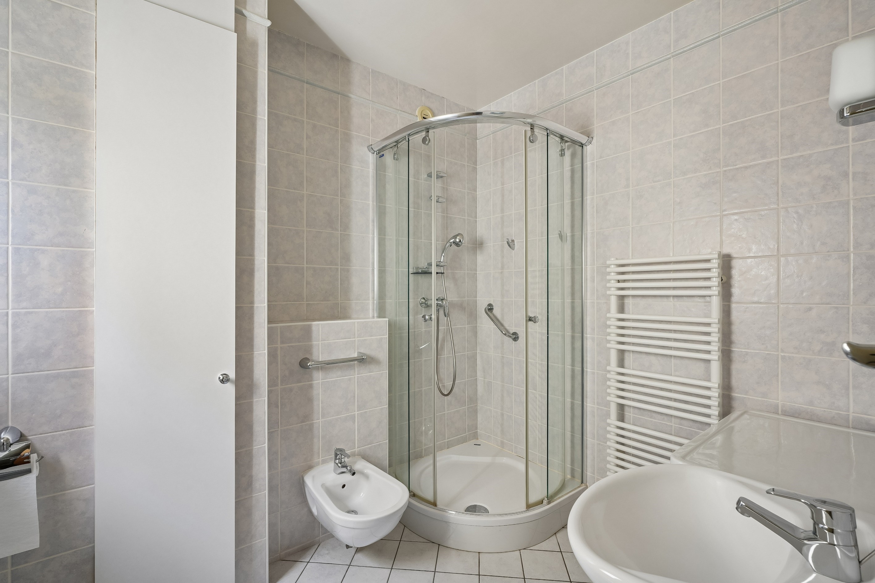  Rare 2-Bedroom Apartment with Balconies, Open Views, and Garage in Neuilly-sur-… - 物件實景
