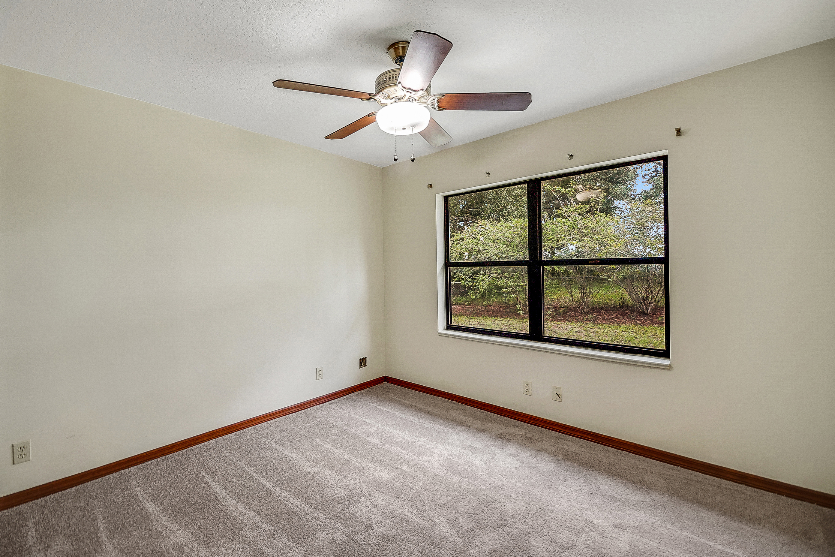 Lady Lake, Florida, 32159, United States, 4 Bedrooms Bedrooms, ,2 BathroomsBathrooms,Residential,For Sale,1873535