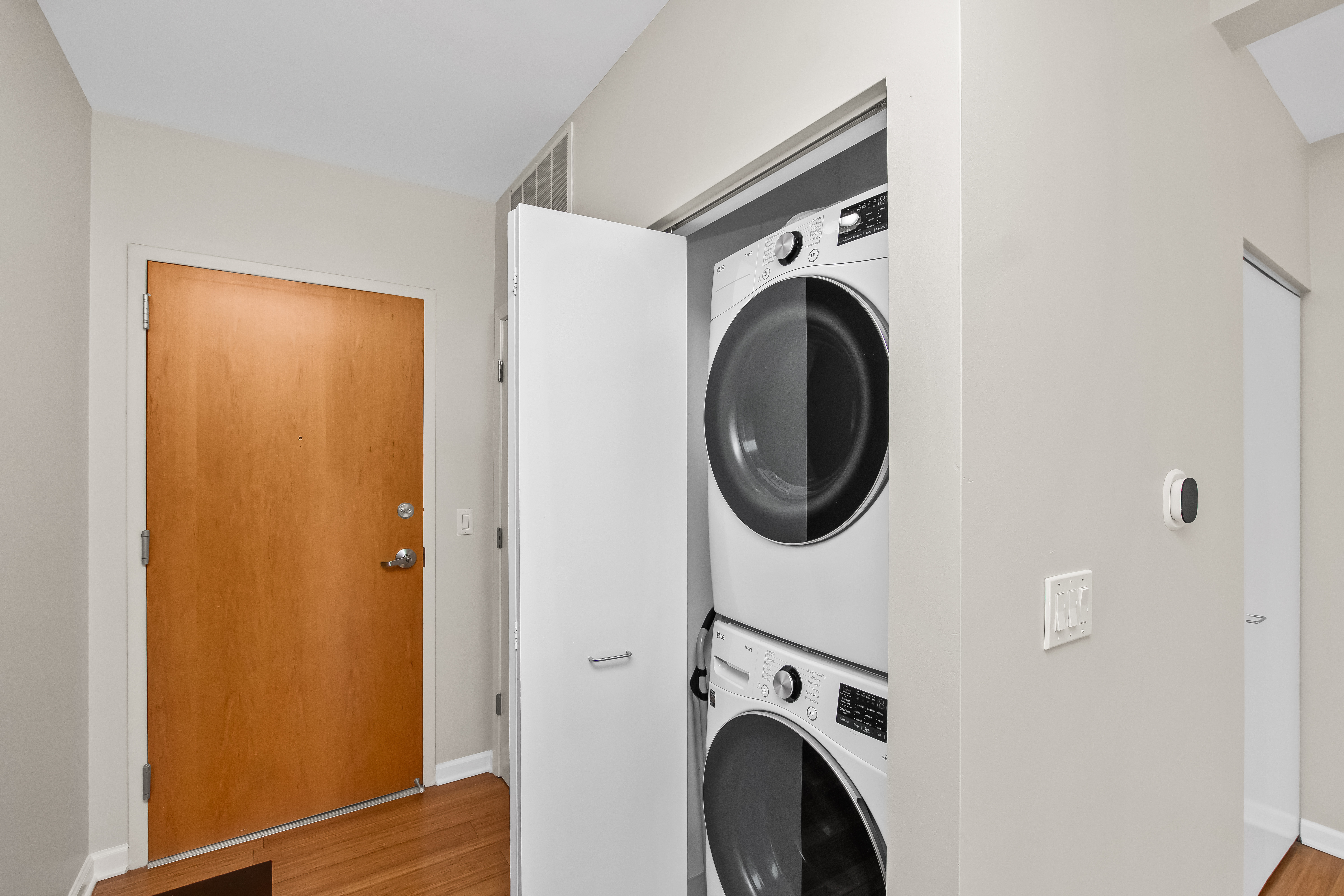  Spacious Unit in Desirable Chicago Avenue Place - 物件實景