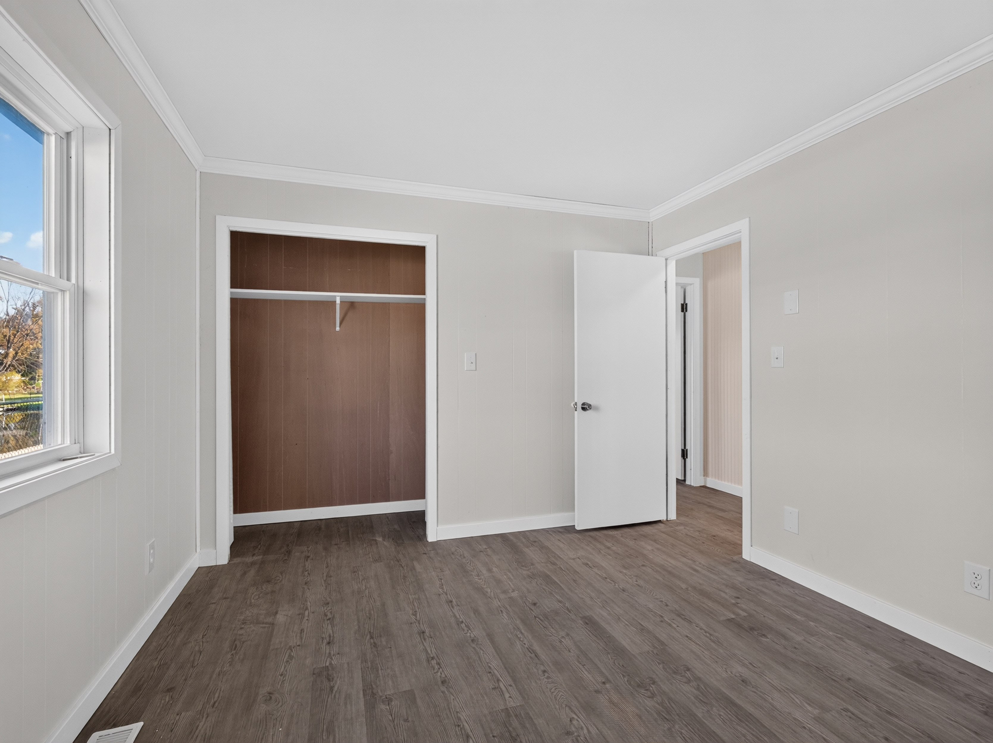  Beautifully Remodeled 4 Bedroom Home Featuring Lakefront Living - 物件實景
