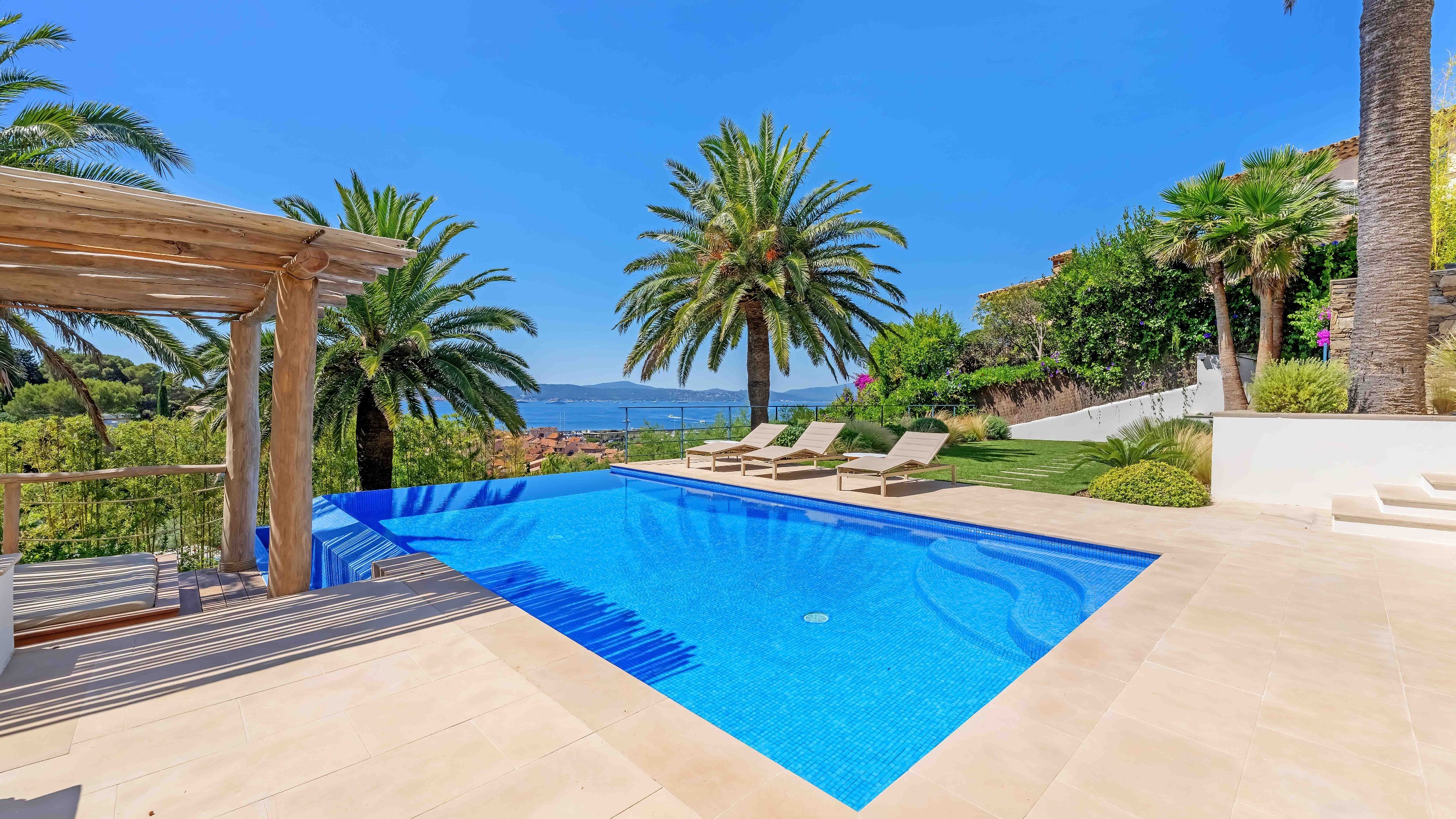  Luxury villa with panoramic Saint-Tropez views for sale in Sainte-Maxime - 物件實景