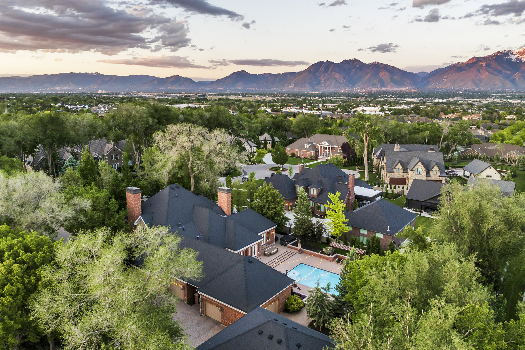  Gated West Jordan 2 Story Estate with 10 Car Garage and Swimming Pool - 物件實景