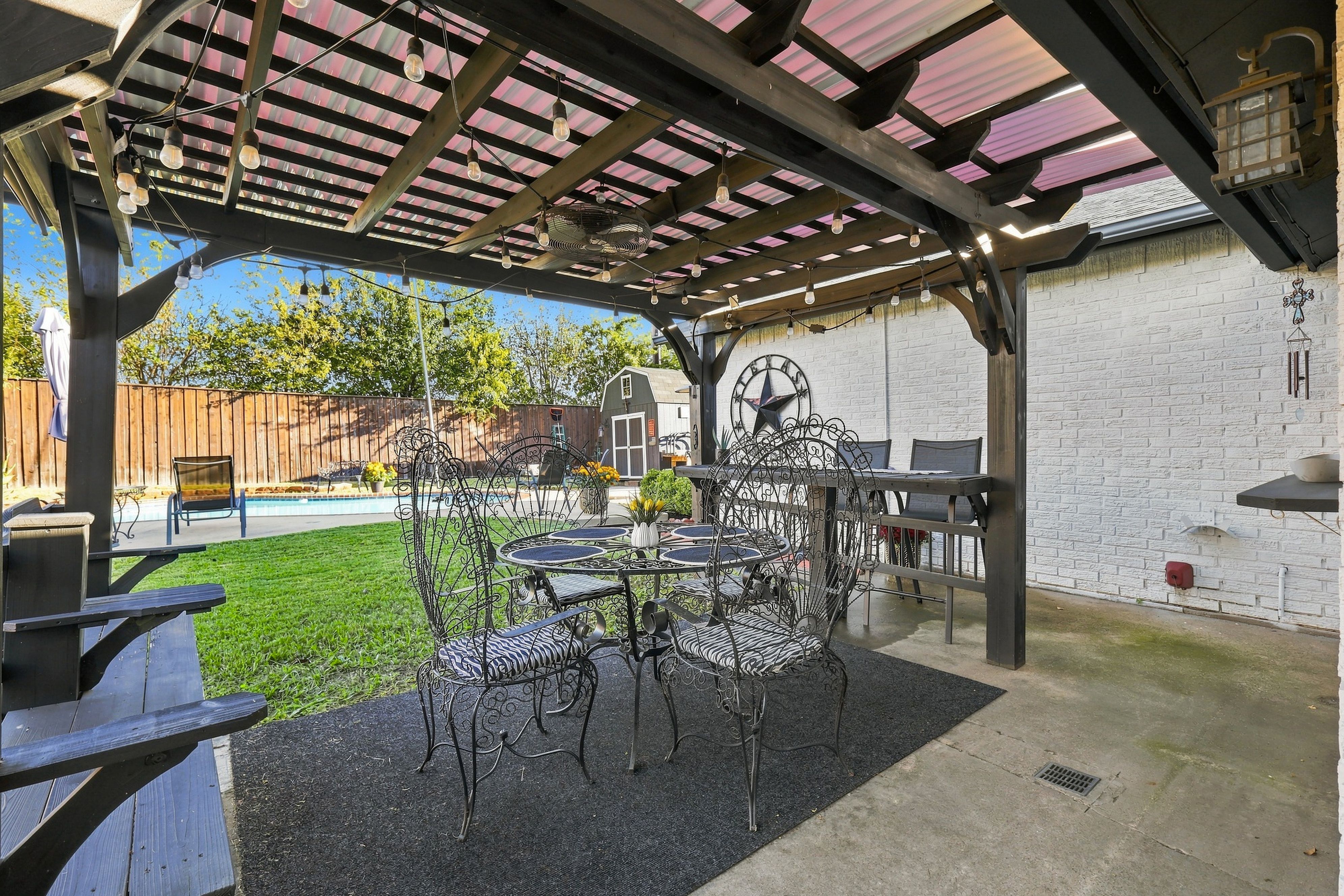  Established Neighborhood Charm. Private Poolside Retreat. - 物件實景