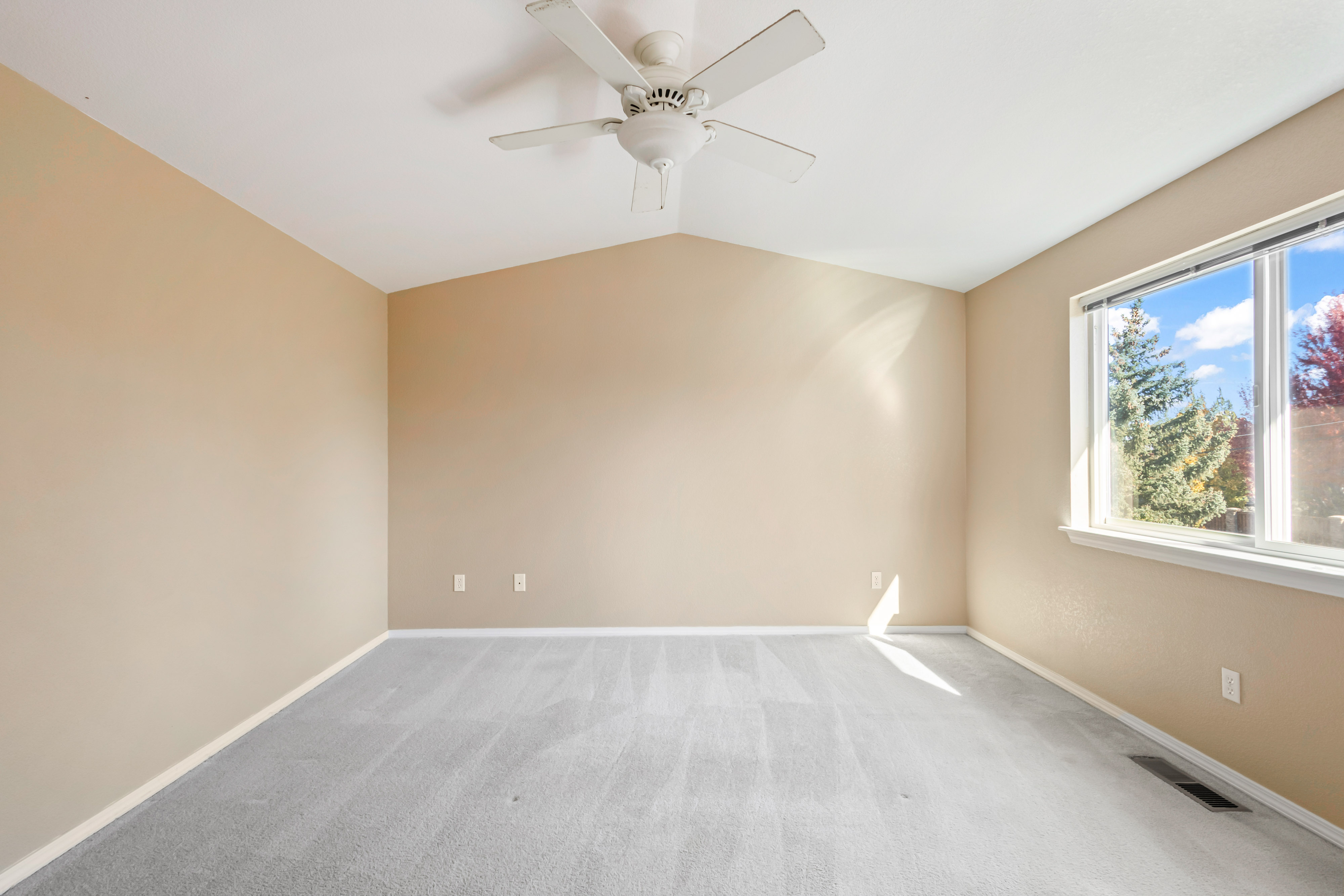 Redmond, Oregon, 97756, United States, 3 Bedrooms Bedrooms, ,3 BathroomsBathrooms,Residential,For Sale,1985077