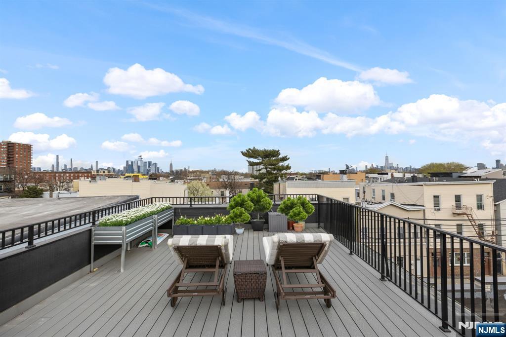 Jersey City, New Jersey, 07307, United States, 3 Bedrooms Bedrooms, ,2 BathroomsBathrooms,Residential,For Sale,1867337