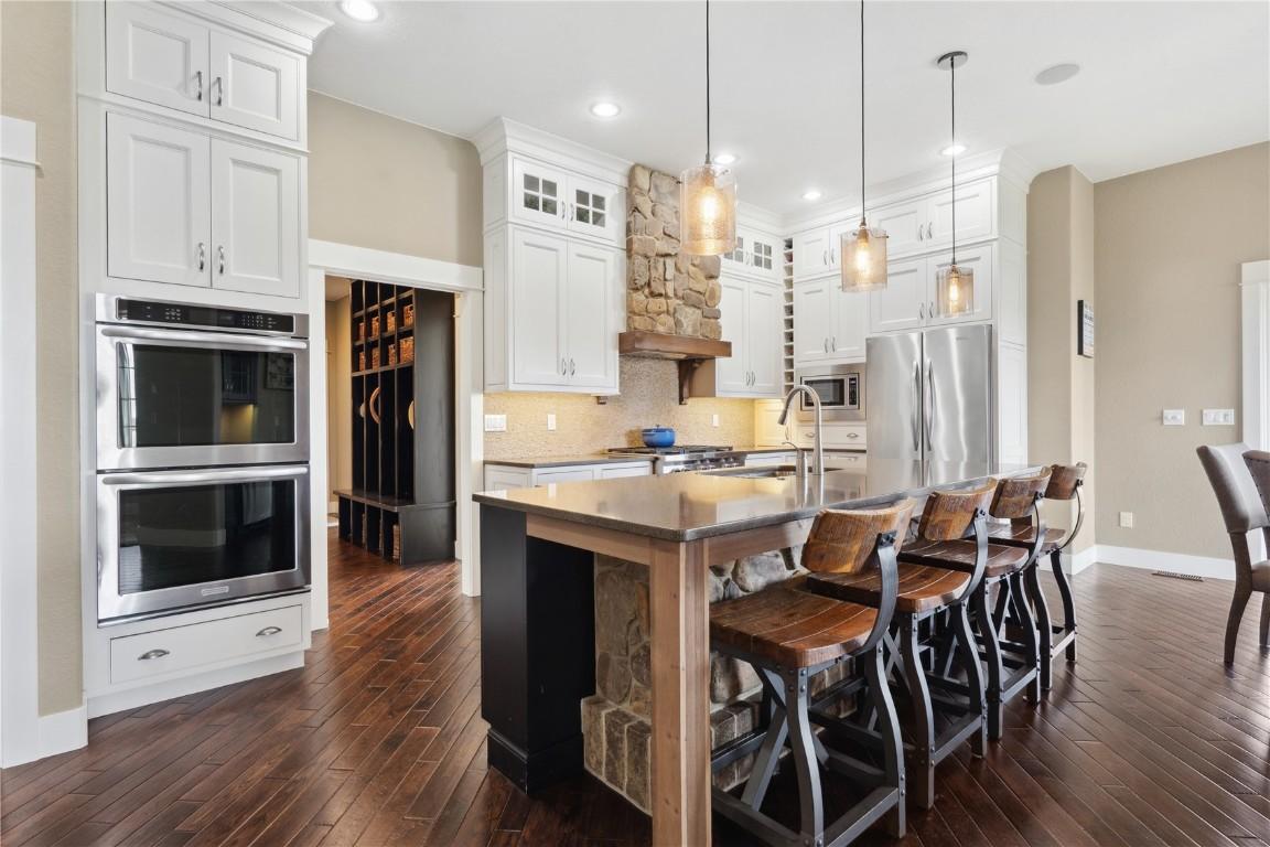 Vinton, Iowa, 52349, United States, 5 Bedrooms Bedrooms, ,6 BathroomsBathrooms,Residential,For Sale,1980405