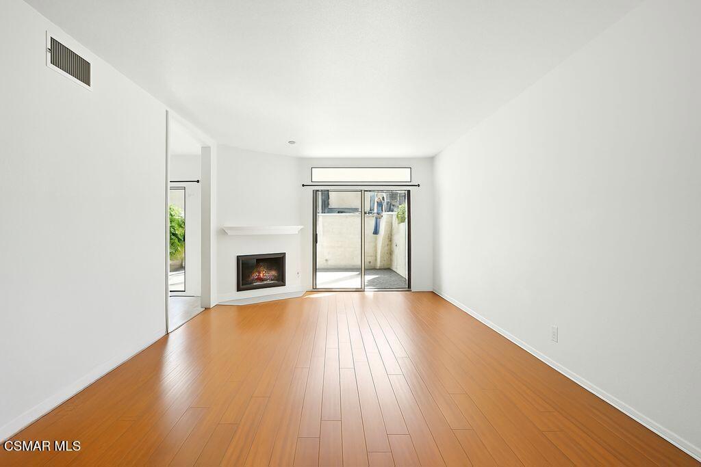 Moorpark, California, 93021, United States, 2 Bedrooms Bedrooms, ,3 BathroomsBathrooms,Residential,For Sale,1937149