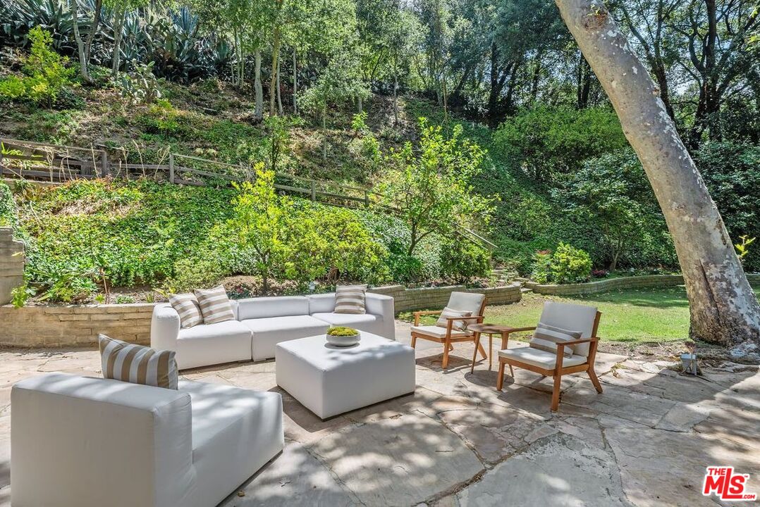 Los Angeles, California, 90049, United States, 4 Bedrooms Bedrooms, ,4 BathroomsBathrooms,Residential,For Sale,1901506