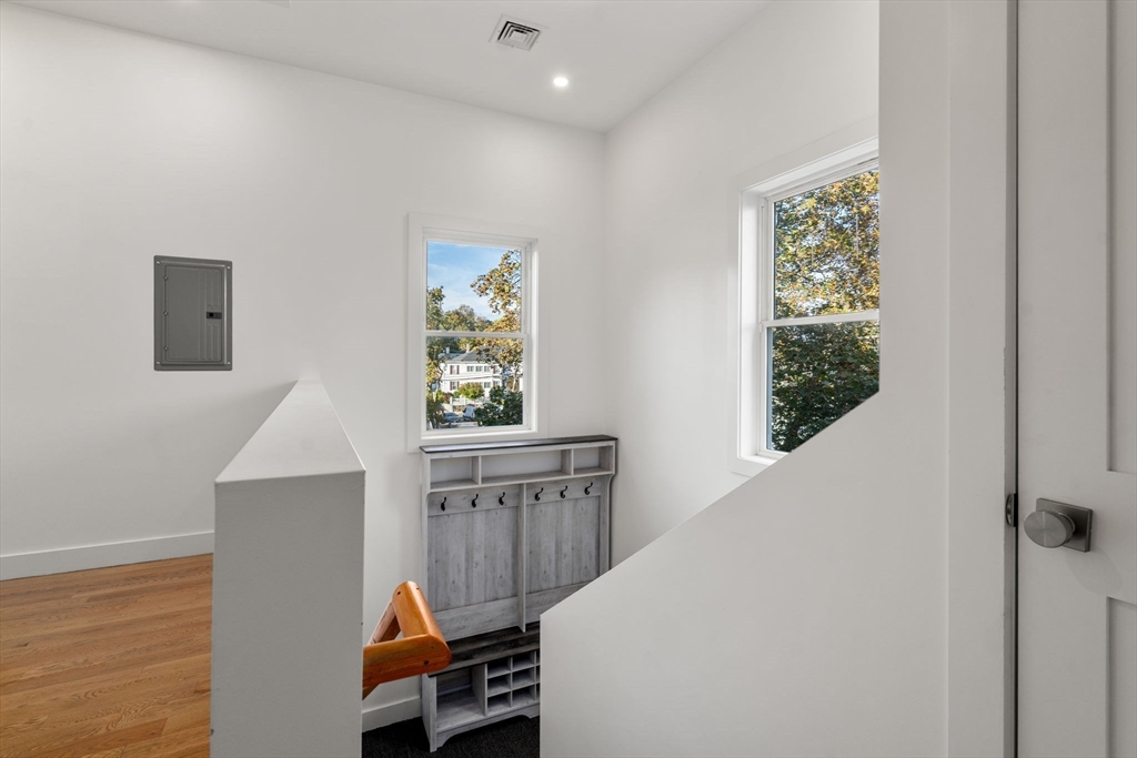 Waltham, Massachusetts, 02451, United States, 3 Bedrooms Bedrooms, ,2 BathroomsBathrooms,Residential,For Sale,1960528