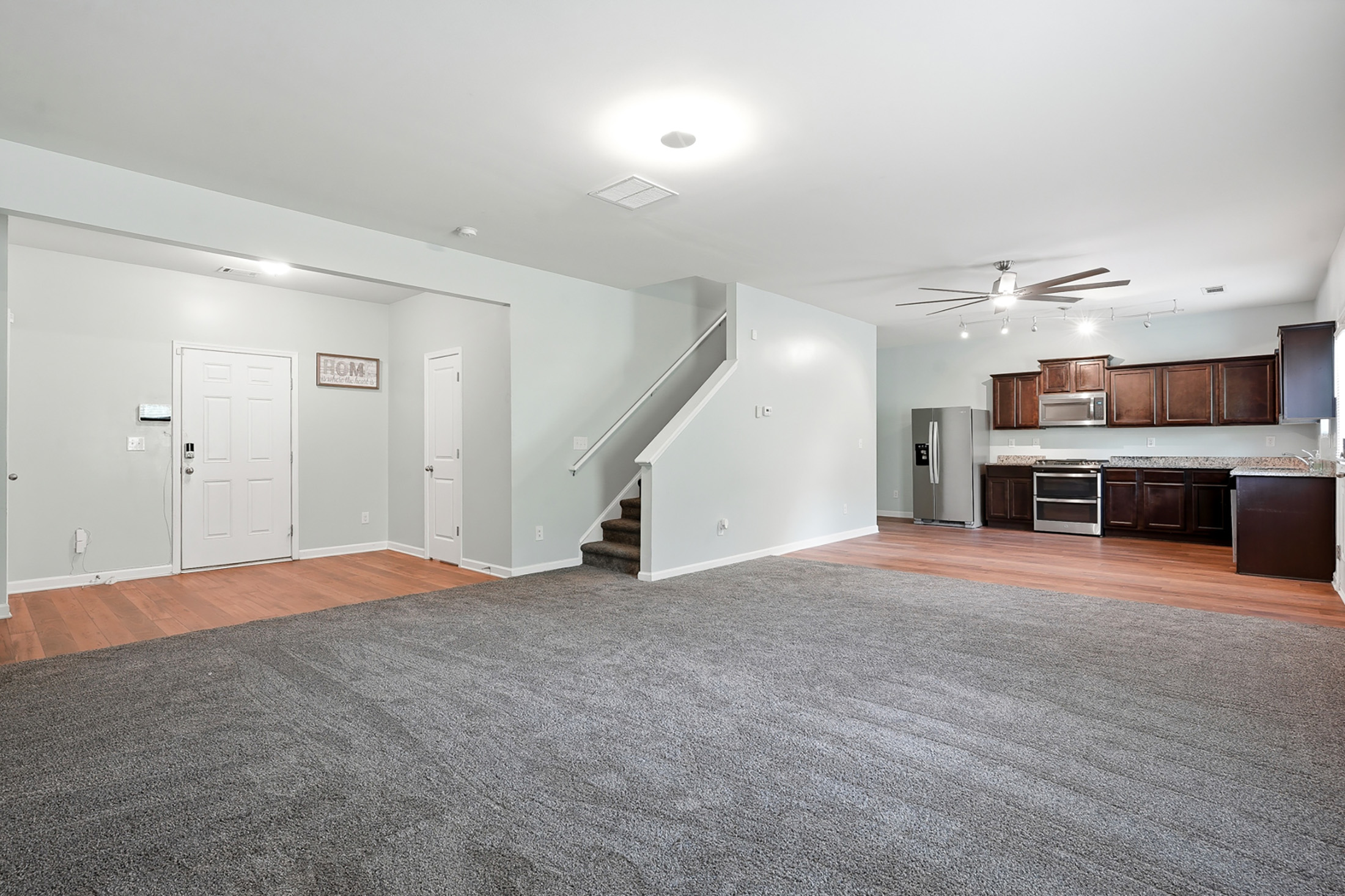  Charming Three Bedroom Home in Friendly Community - 物件實景
