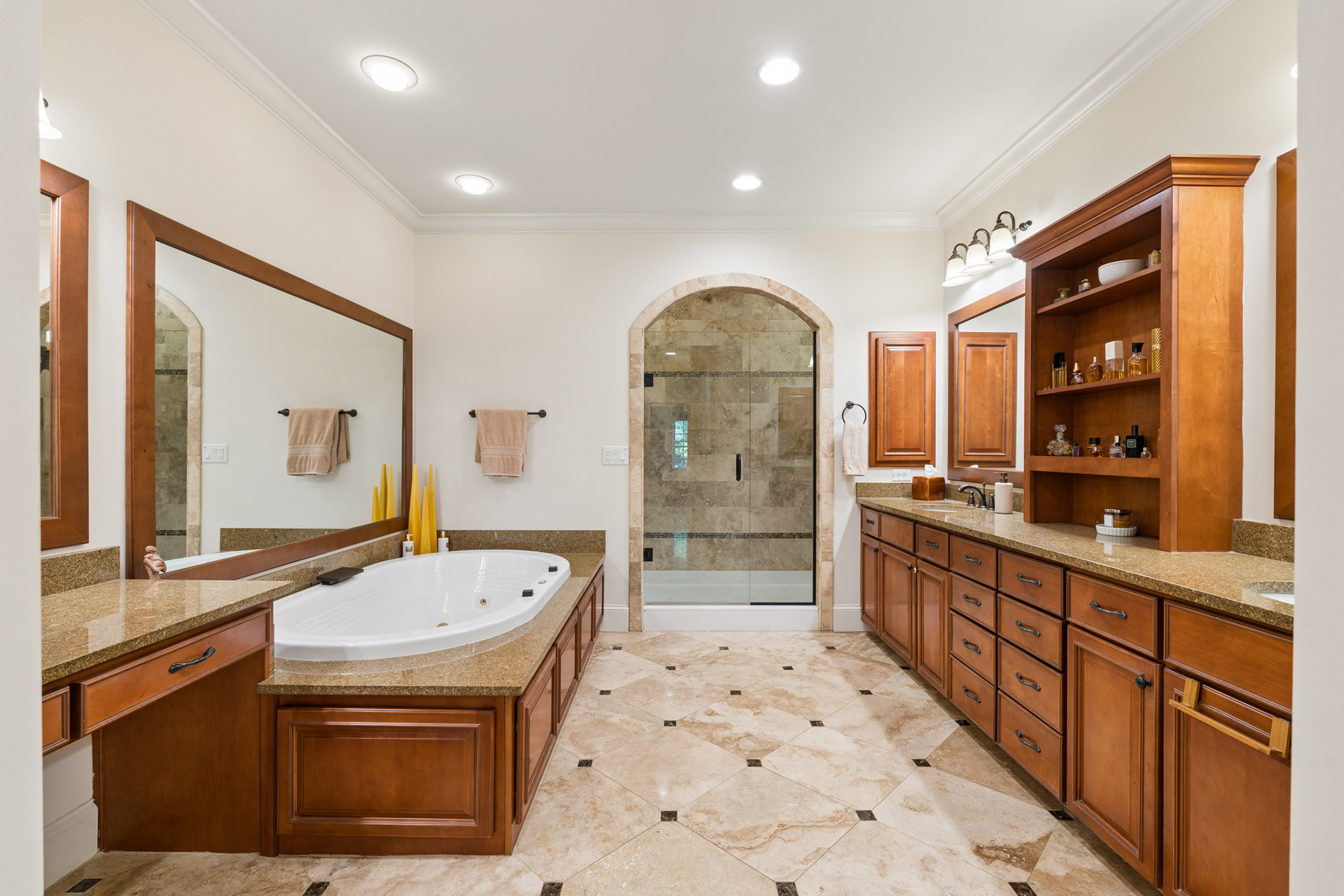 Four Level Brick Townhome with Private Elevator in Gated One Ivy Walk - 物件實景