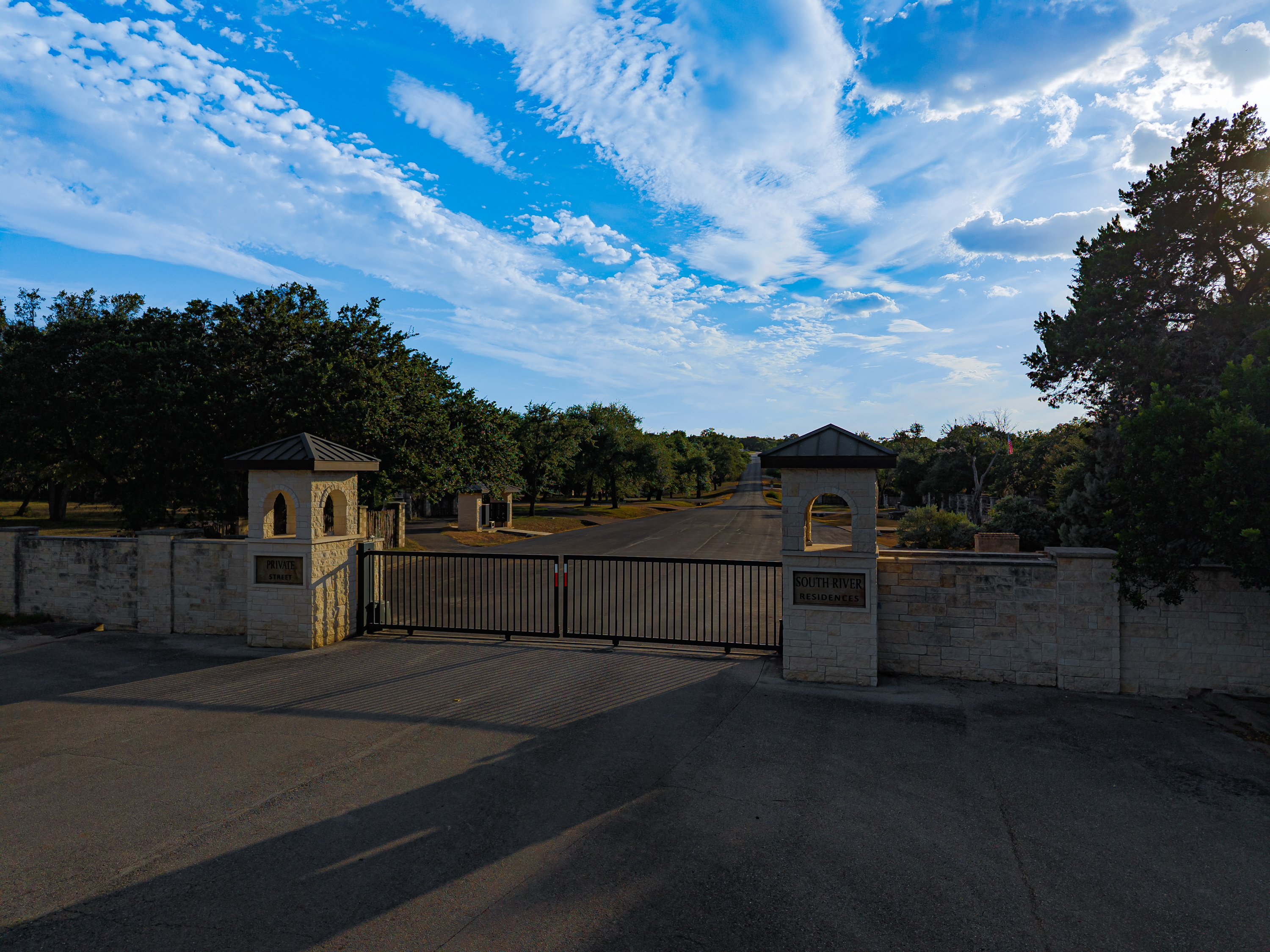  Secluded Riverfront Estate - 物件實景