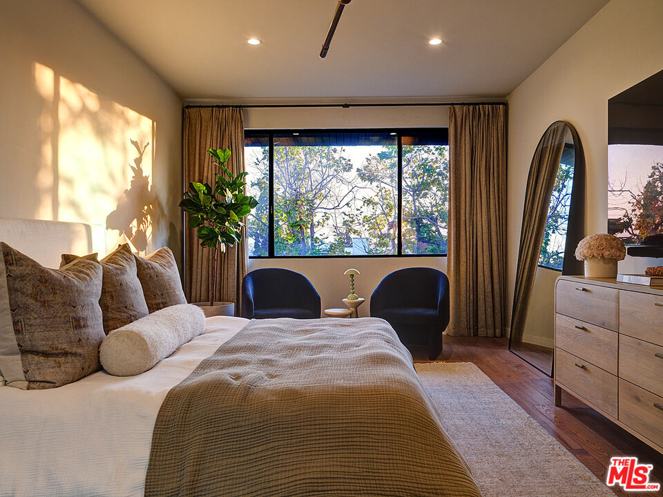 Los Angeles, California, 90025, United States, 3 Bedrooms Bedrooms, ,3 BathroomsBathrooms,Residential,For Sale,1947986