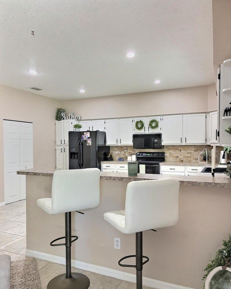 Hawthorne, Florida, 32640, United States, 5 Bedrooms Bedrooms, ,2 BathroomsBathrooms,Residential,For Sale,1903674