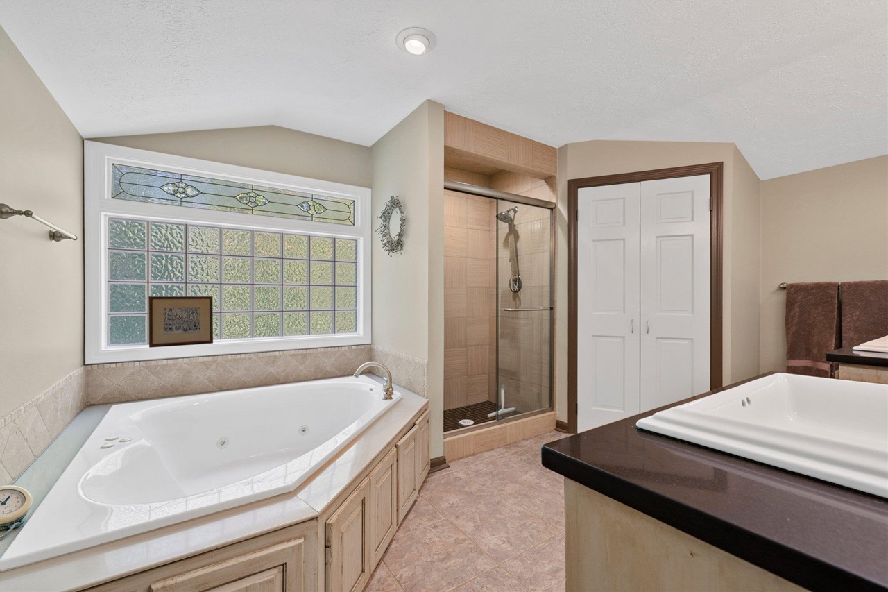 Bowling Green, Kentucky, 42103, United States, 4 Bedrooms Bedrooms, ,5 BathroomsBathrooms,Residential,For Sale,1785083
