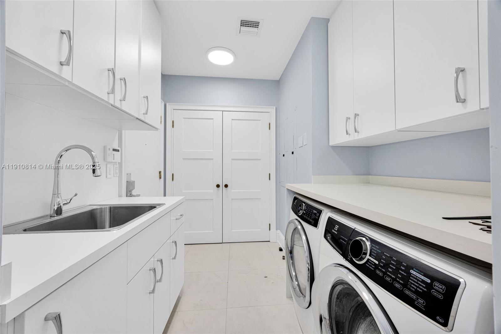 Coral Gables, Florida, 33133, United States, 3 Bedrooms Bedrooms, ,4 BathroomsBathrooms,Residential,For Sale,1989420