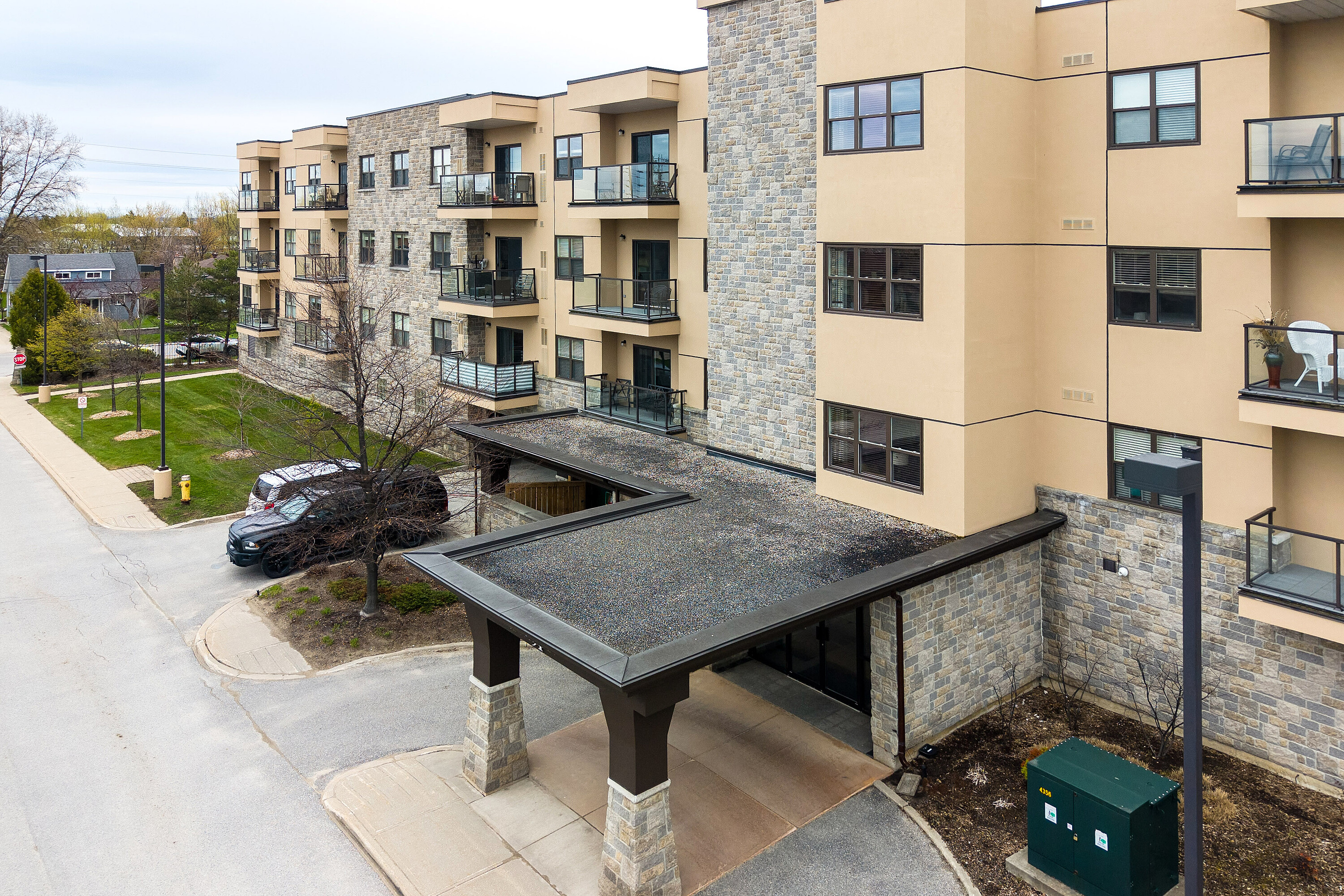  Raglan Heights Condo - 物件實景