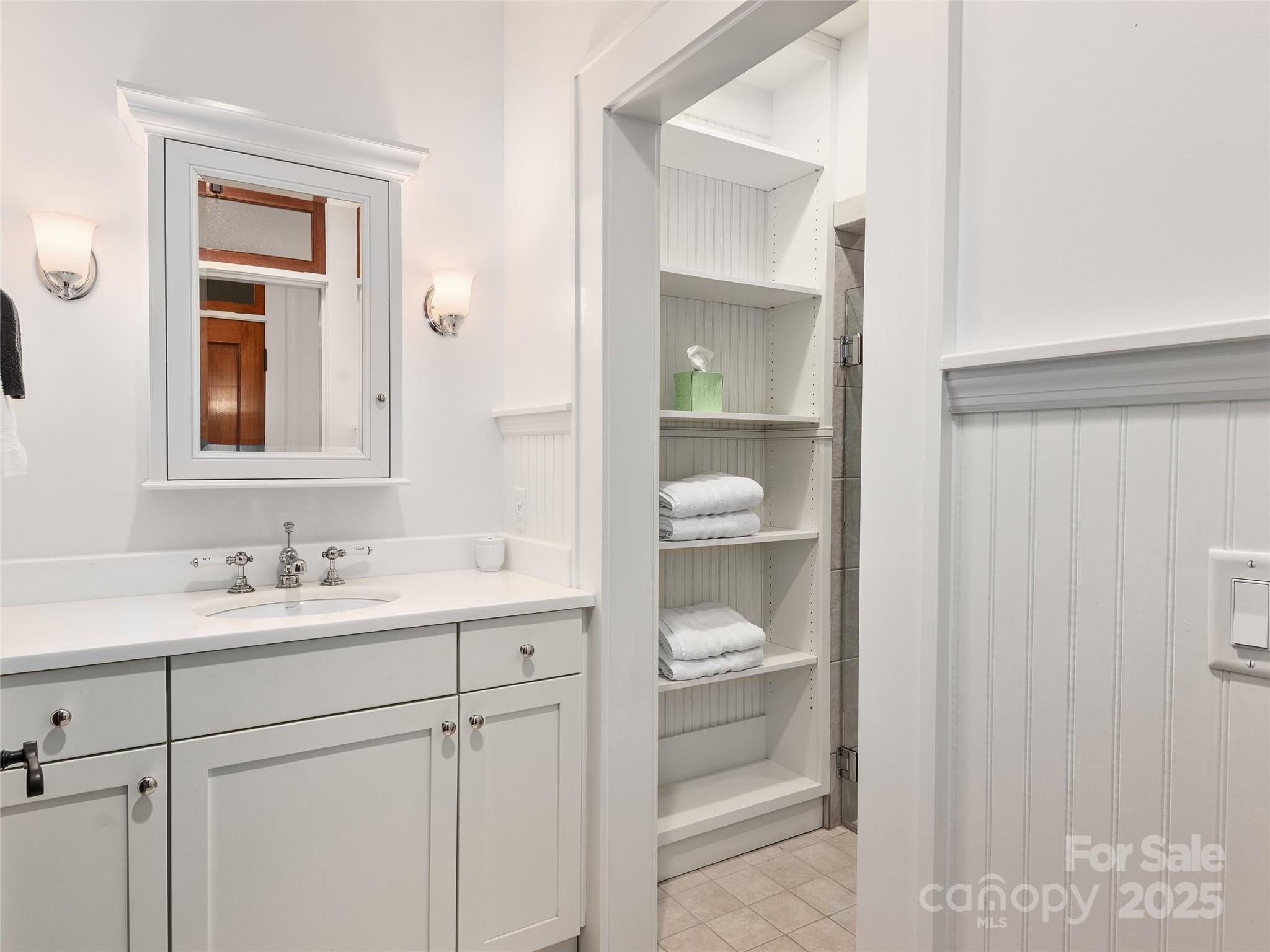 Hendersonville, North Carolina, 28739, United States, 2 Bedrooms Bedrooms, ,2 BathroomsBathrooms,Residential,For Sale,1980829