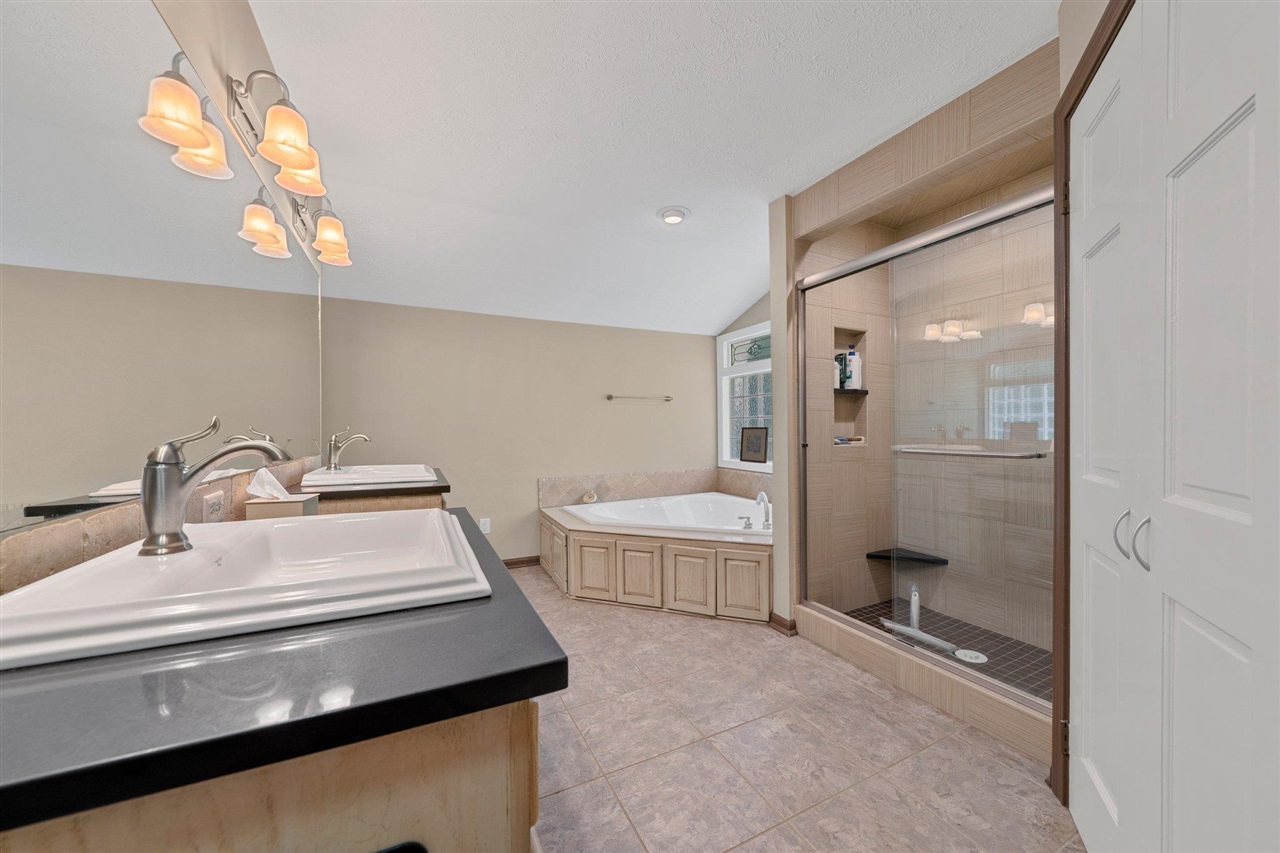 Bowling Green, Kentucky, 42103, United States, 4 Bedrooms Bedrooms, ,5 BathroomsBathrooms,Residential,For Sale,1785083