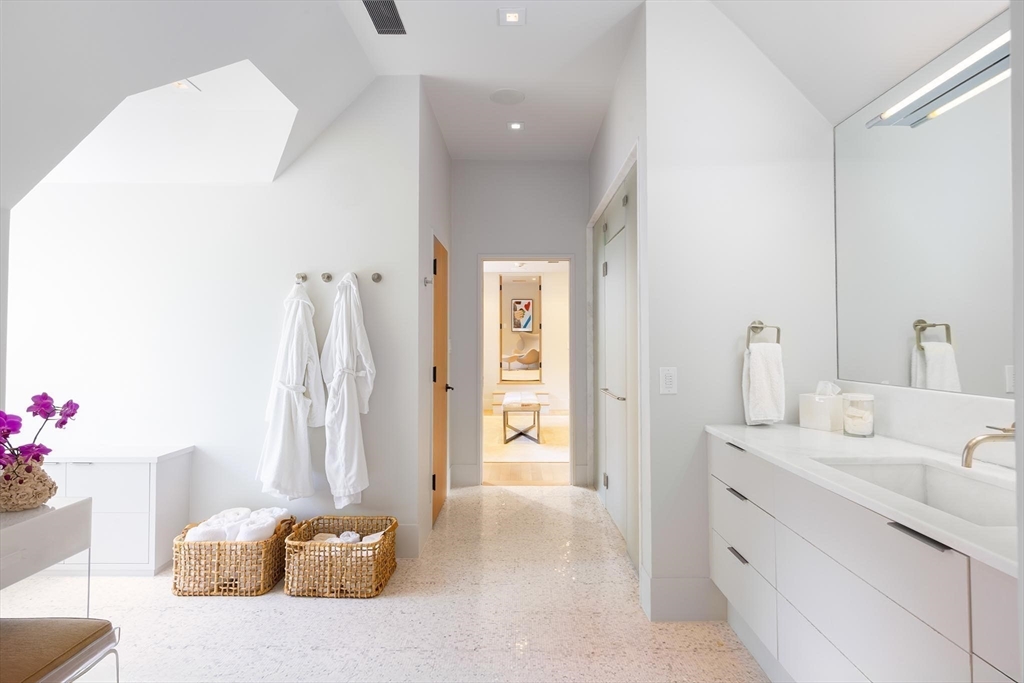 Brookline, Massachusetts, 02445, United States, 6 Bedrooms Bedrooms, ,8 BathroomsBathrooms,Residential,For Sale,1951520