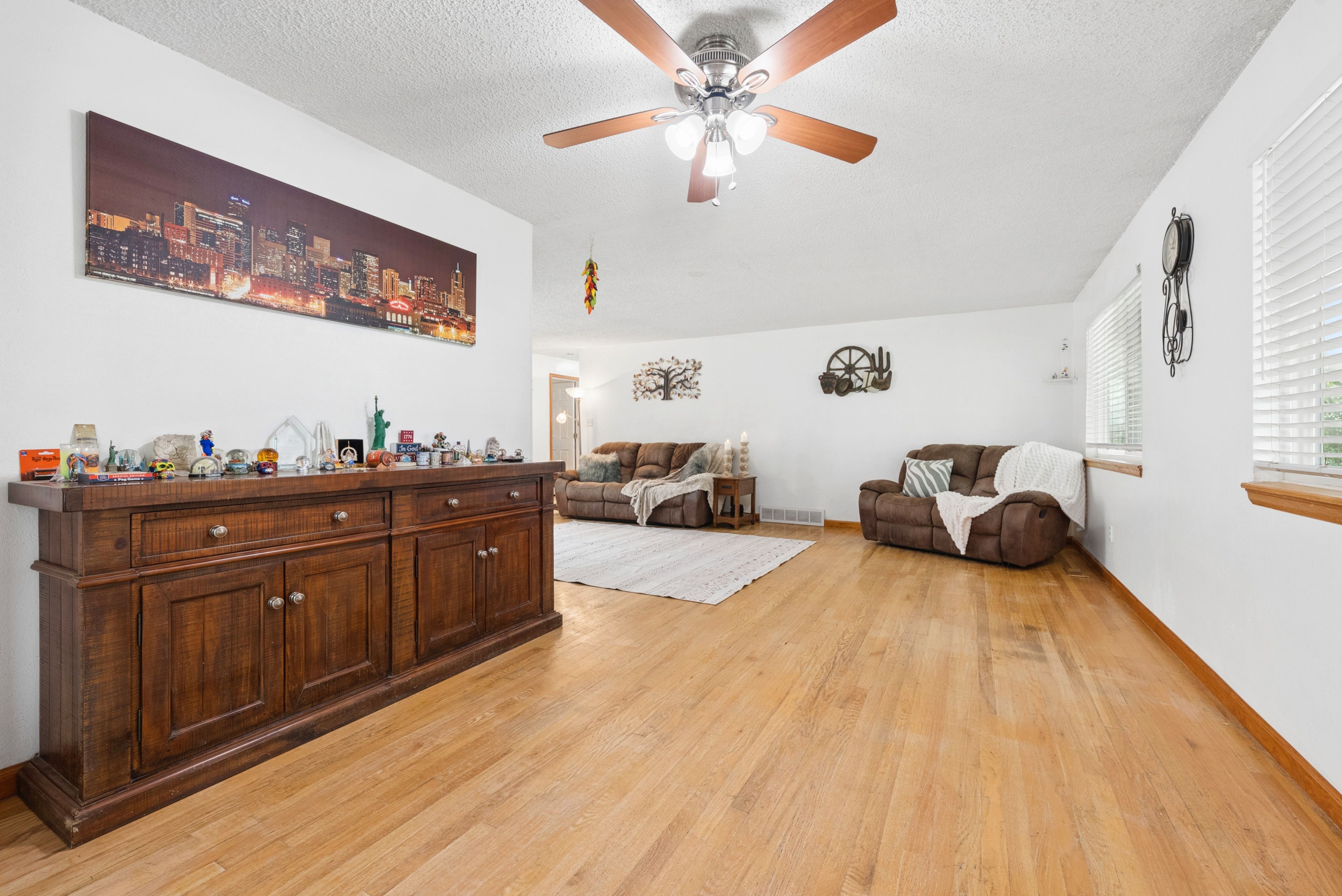  Charming and Well Maintained Home on a Large Corner Lot - 物件實景