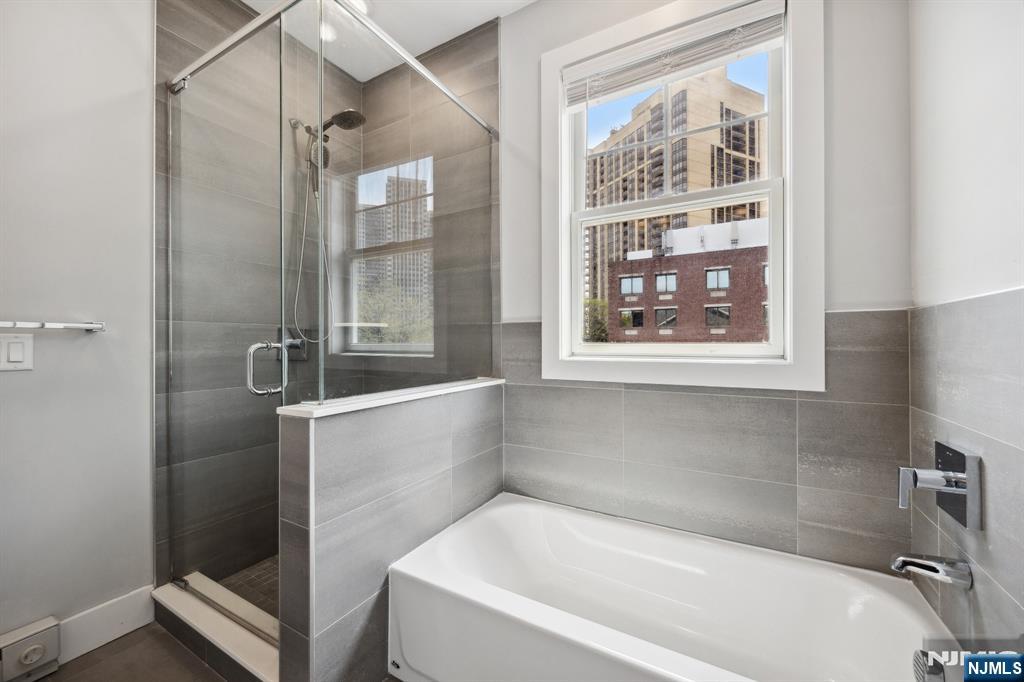 Fort Lee, New Jersey, 07024, United States, 3 Bedrooms Bedrooms, ,3 BathroomsBathrooms,Residential,For Sale,1932356