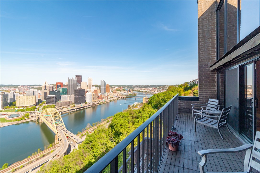 Pittsburgh, Pennsylvania, 15211, United States, 1 Bedroom Bedrooms, ,2 BathroomsBathrooms,Residential,For Sale,1981120