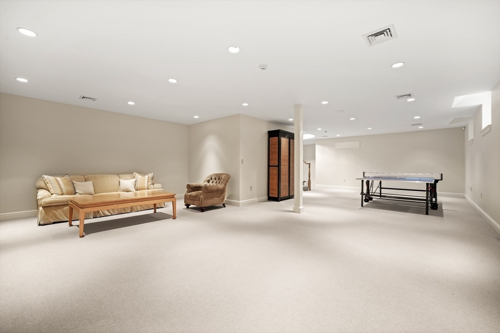 Wellesley, Massachusetts, 02481, United States, 2 Bedrooms Bedrooms, ,3 BathroomsBathrooms,Residential,For Sale,1941651