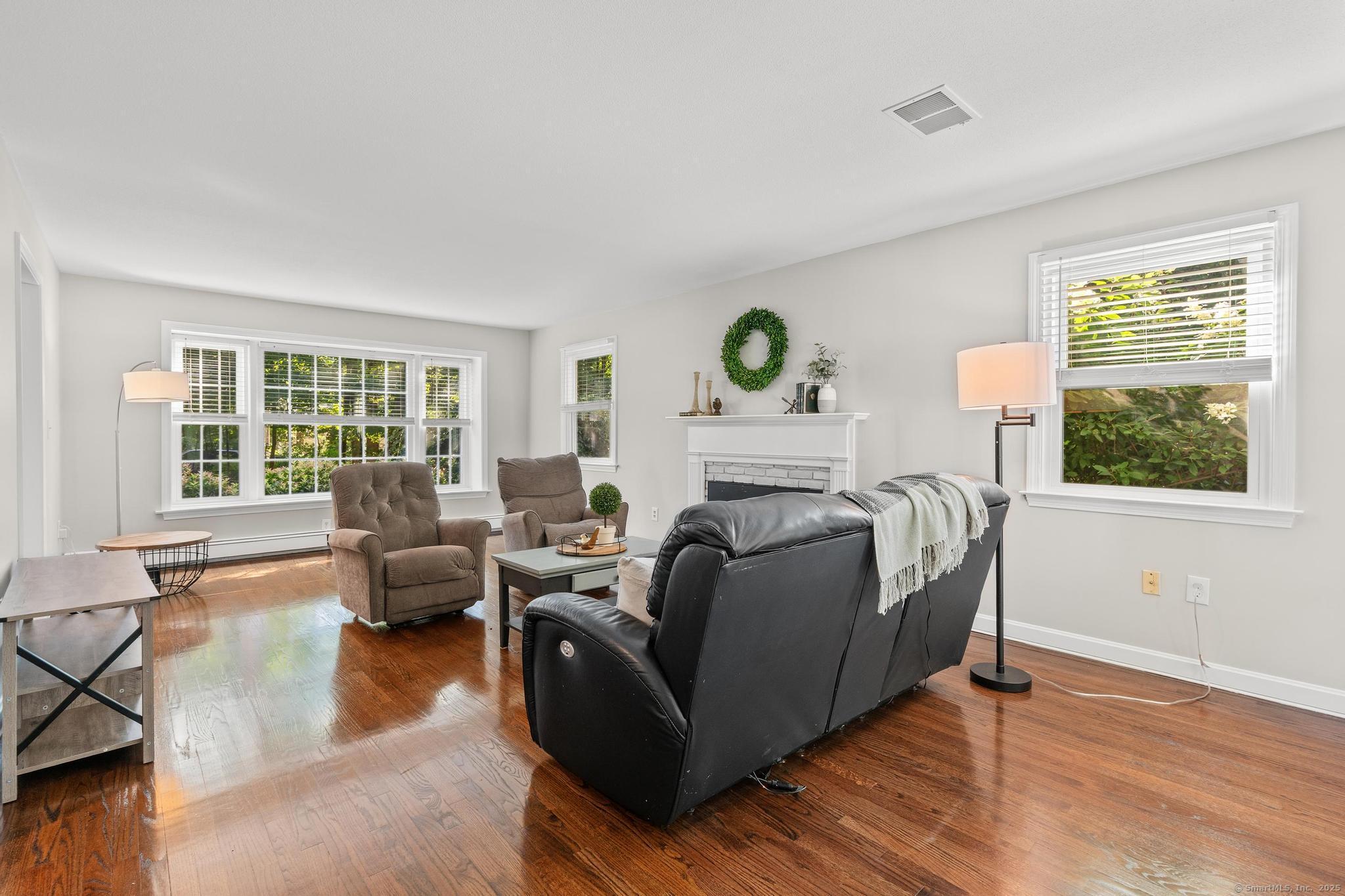 Simsbury, Connecticut, 06092, United States, 4 Bedrooms Bedrooms, ,3 BathroomsBathrooms,Residential,For Sale,1940650
