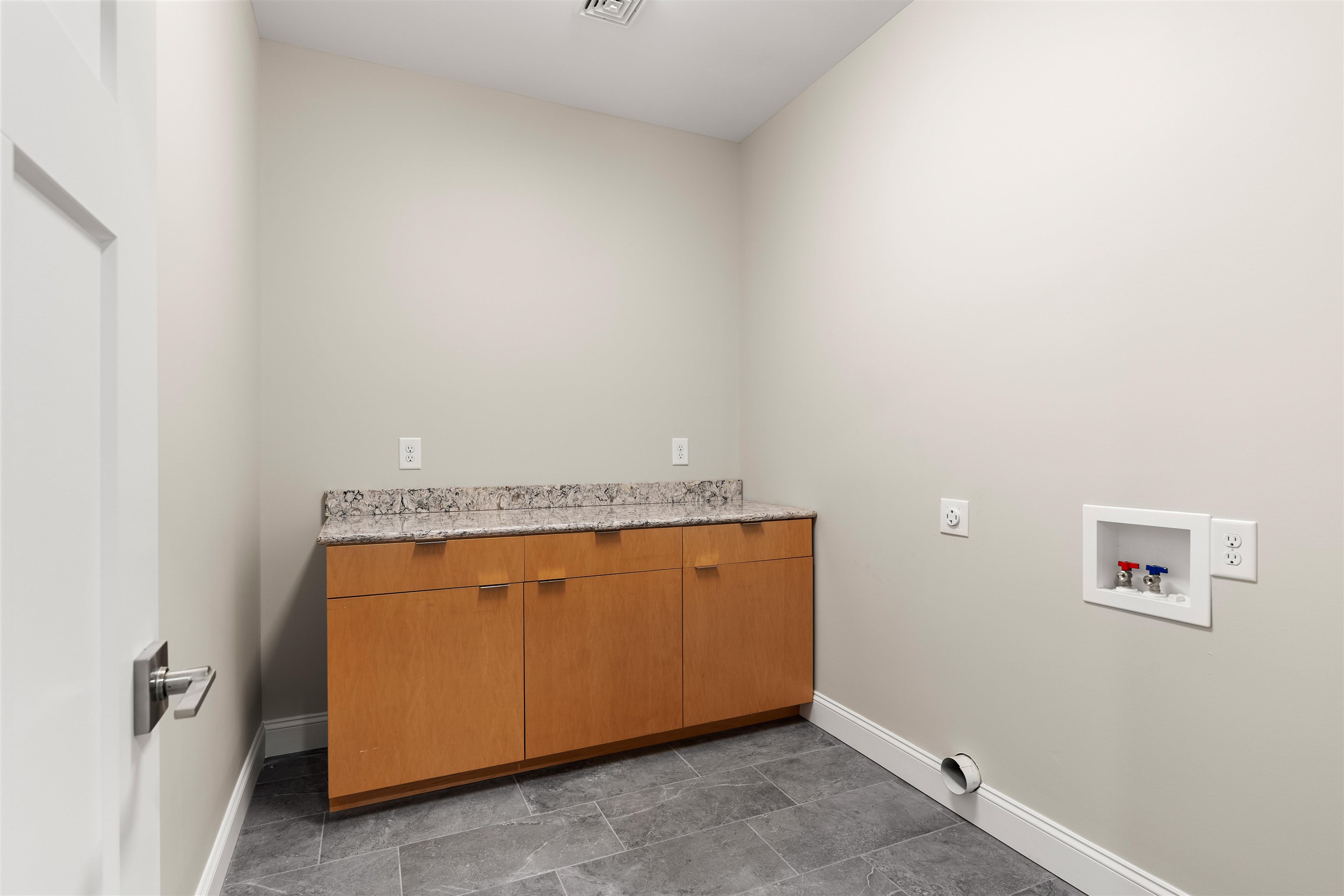 Hooksett, New Hampshire, 03106, United States, 4 Bedrooms Bedrooms, ,3 BathroomsBathrooms,Residential,For Sale,1895985