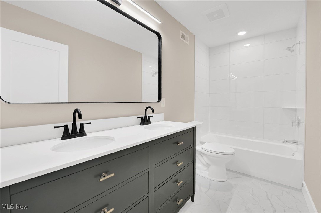 Cleveland, Ohio, 44113, United States, 3 Bedrooms Bedrooms, ,3 BathroomsBathrooms,Residential,For Sale,1899757