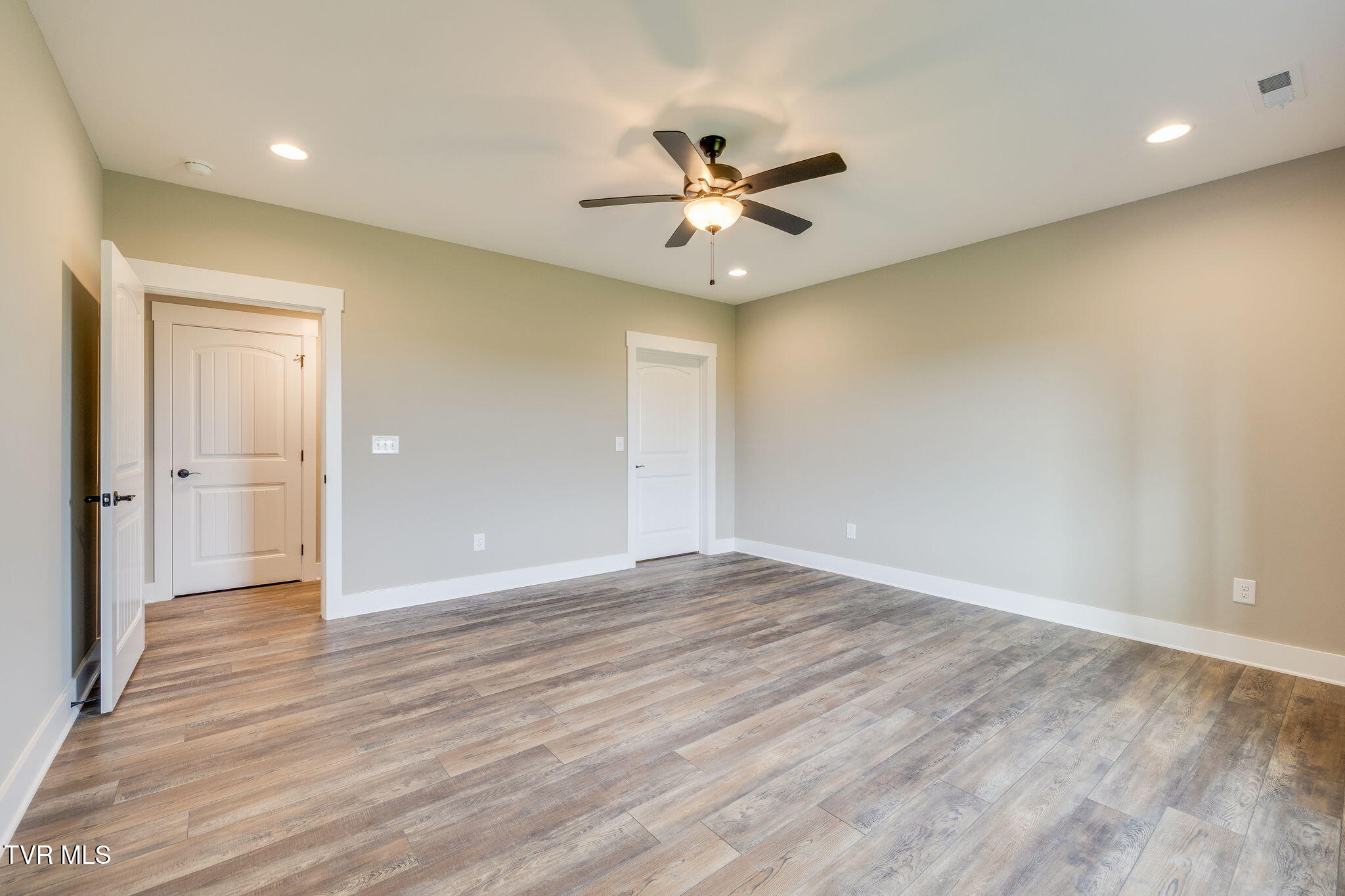 Jonesborough, Tennessee, 37659, United States, 4 Bedrooms Bedrooms, ,3 BathroomsBathrooms,Residential,For Sale,1974561