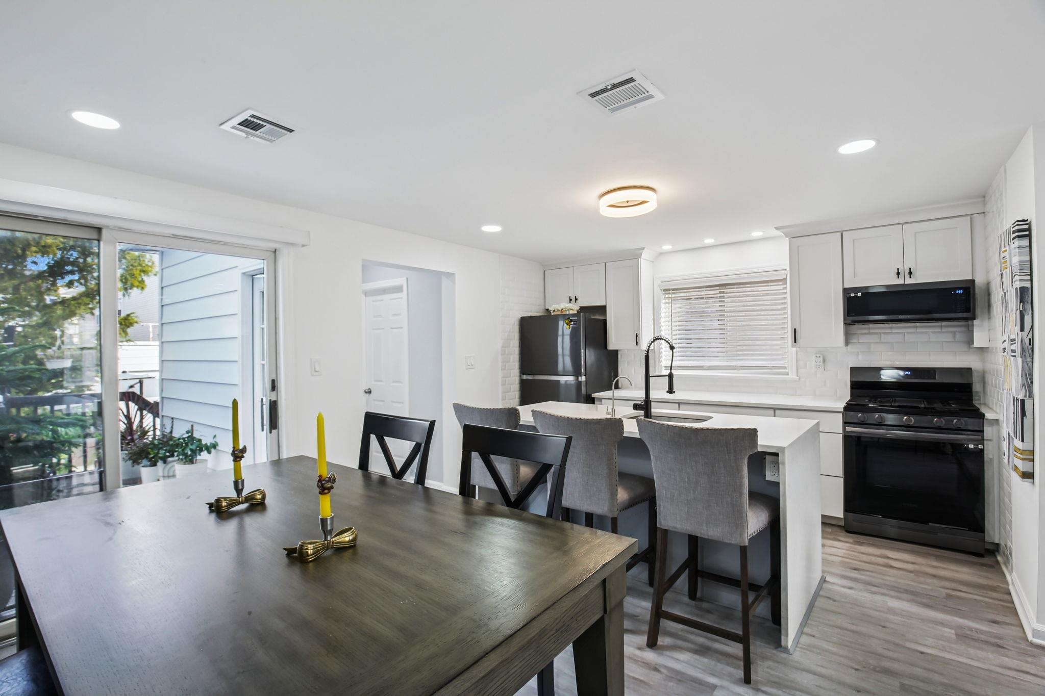 Bayonne, New Jersey, 07002, United States, 3 Bedrooms Bedrooms, ,2 BathroomsBathrooms,Residential,For Sale,2001492