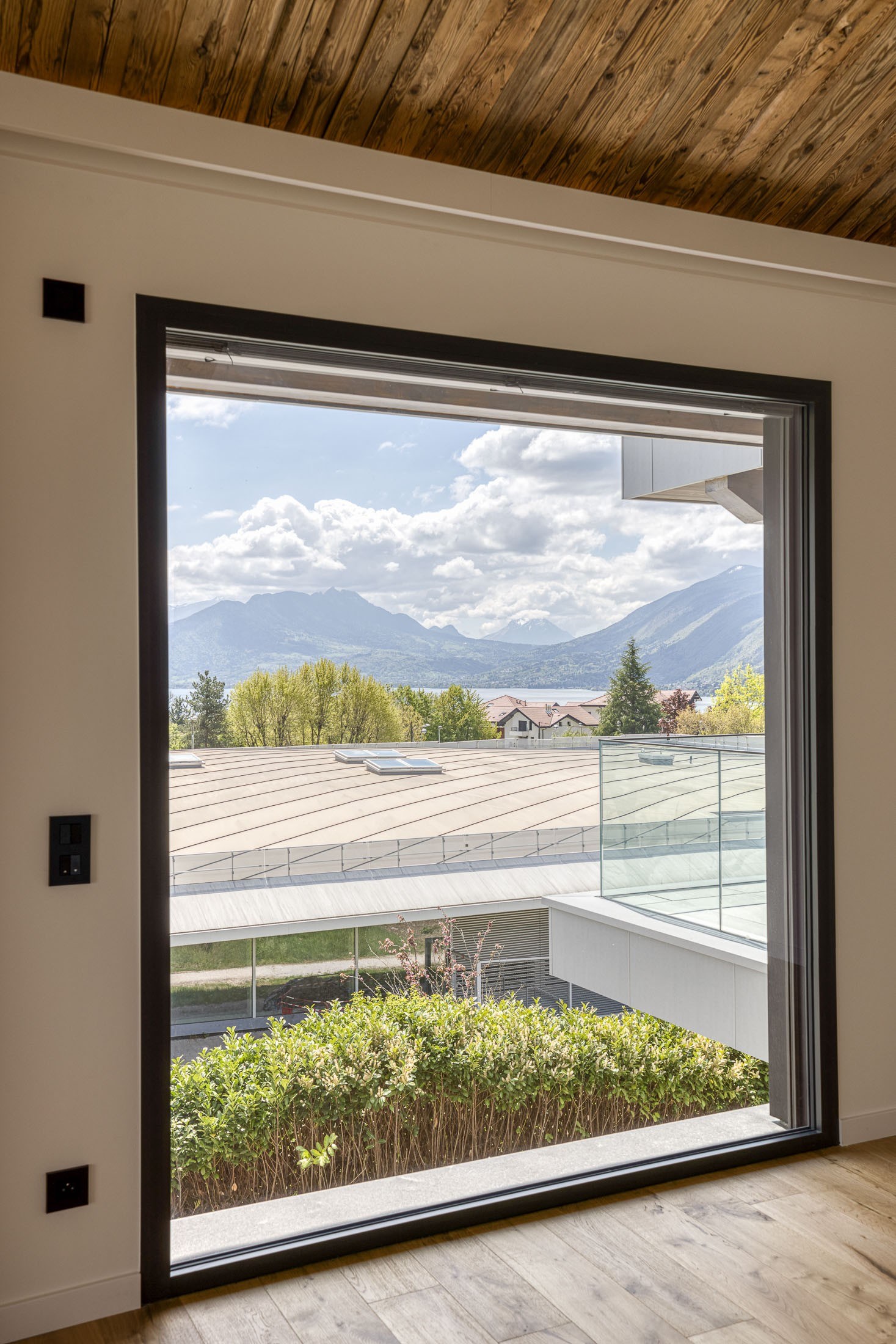  Modern villa with lake and mountain views - 物件實景