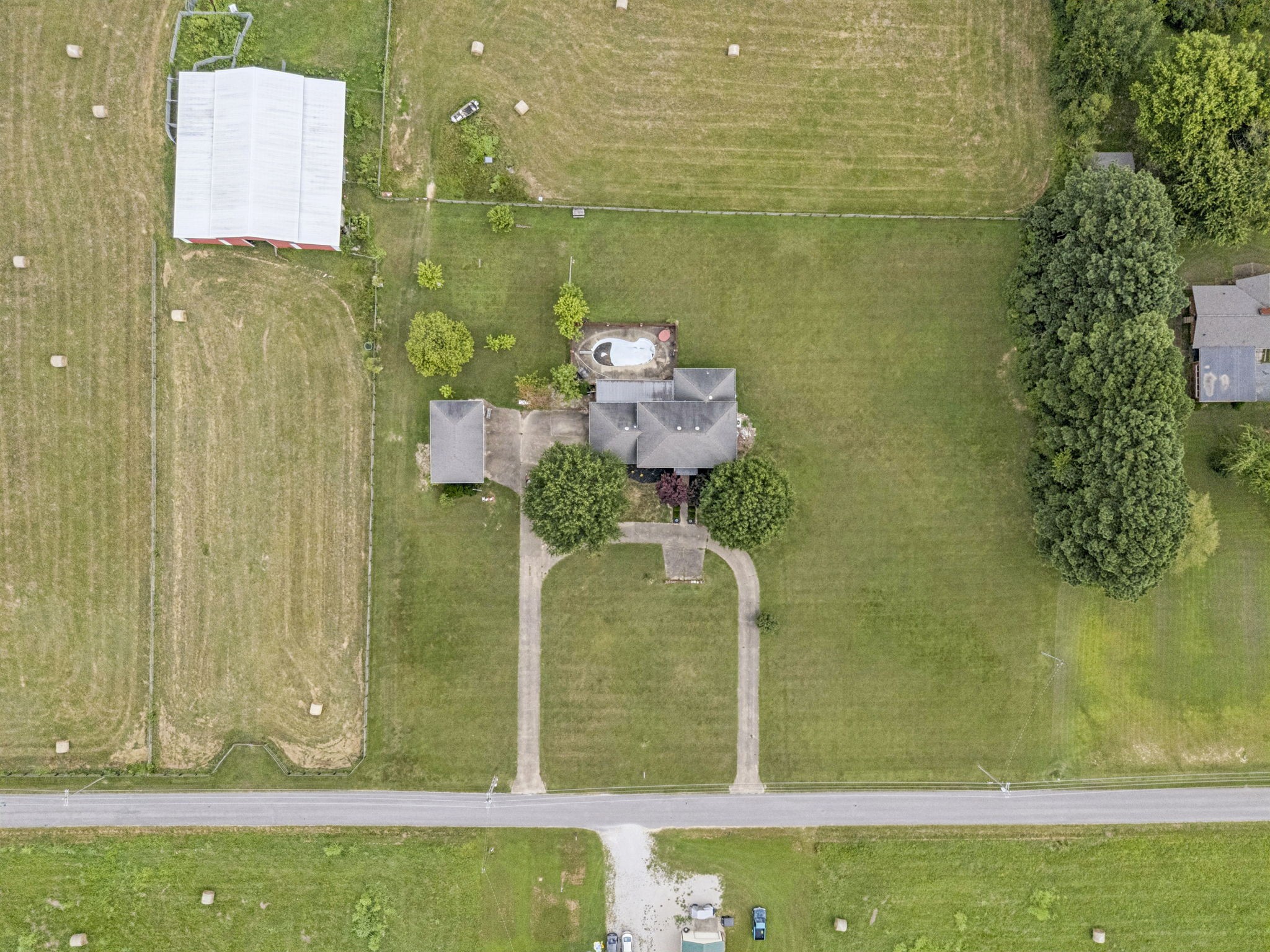 Lawrenceburg, Tennessee, 38464, United States, 5 Bedrooms Bedrooms, ,4 BathroomsBathrooms,Residential,For Sale,1967906