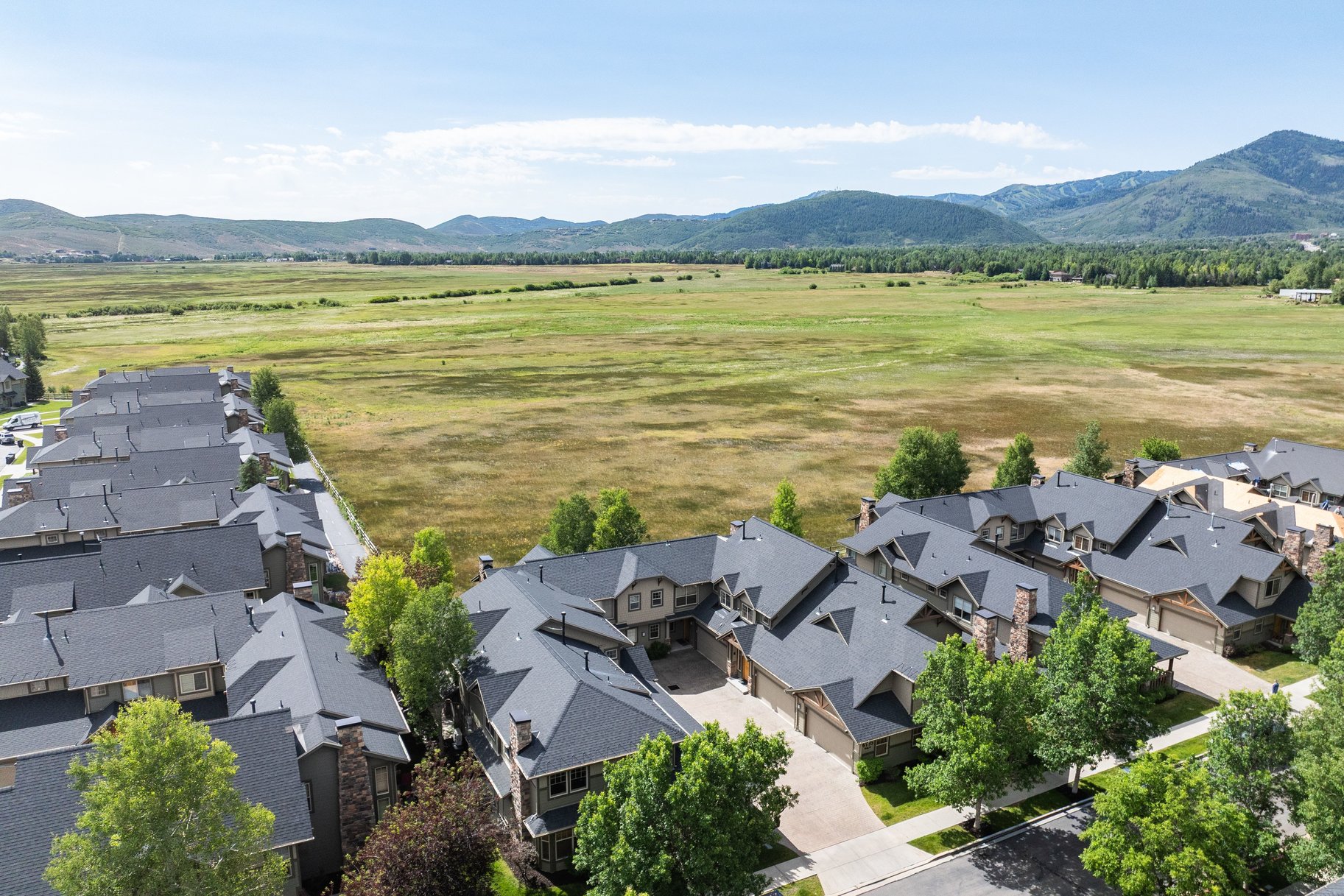  Exceptional Fox Point Townhome with Mountain Views & Prime Location - 物件實景