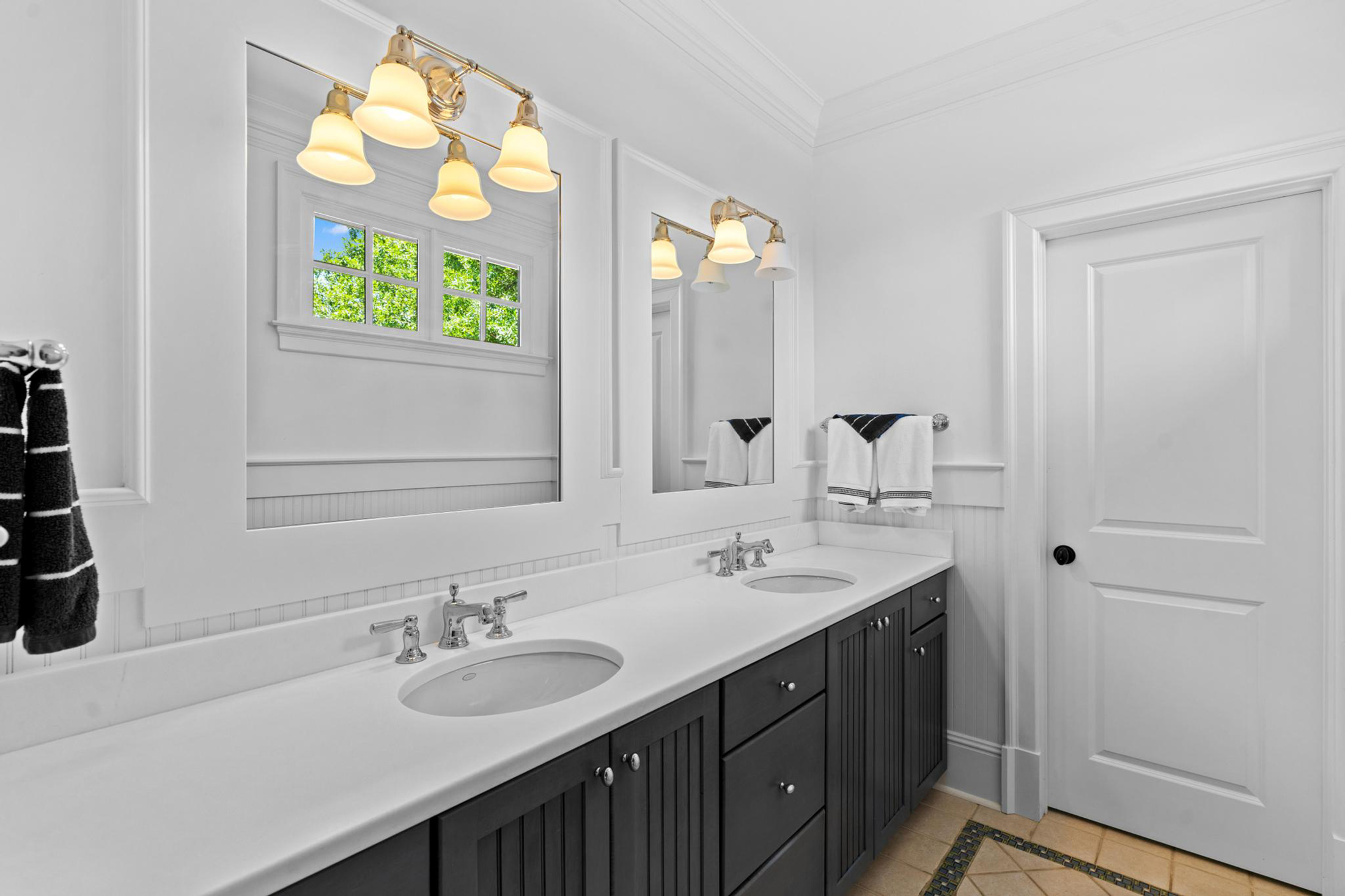  Sophisticated Newer Custom-built Home in Desirable Garden Hills - 物件實景