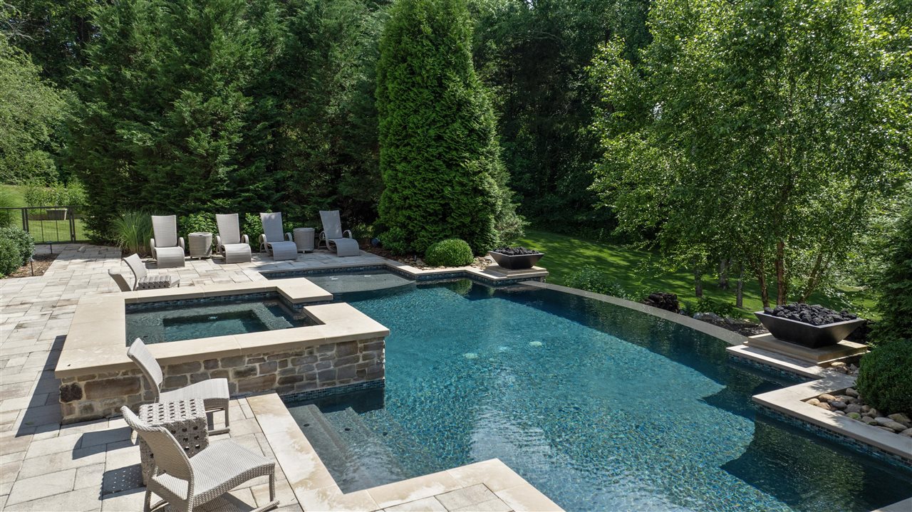 Bowling Green, Kentucky, 42103, United States, 5 Bedrooms Bedrooms, ,5 BathroomsBathrooms,Residential,For Sale,1986458