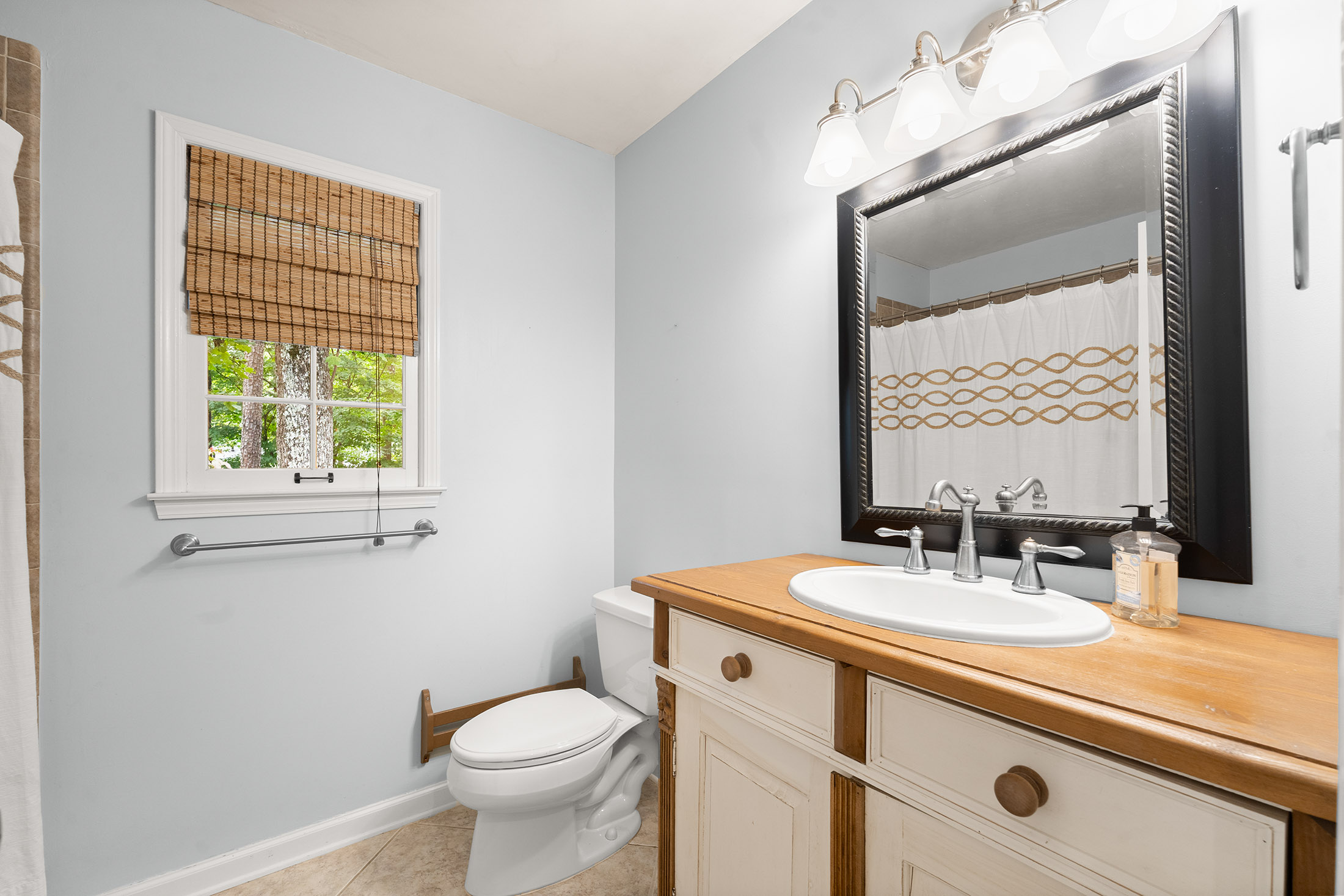  Beautifully Transformed Home in Lassiter School District - 物件實景