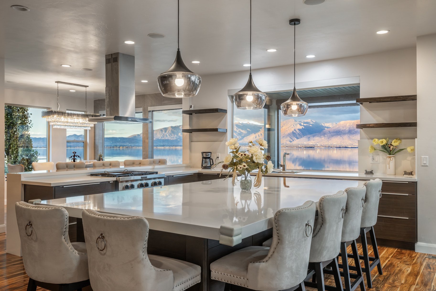  Modern Lakefront Retreat with Breathtaking Lake and Mountain Views - 物件實景