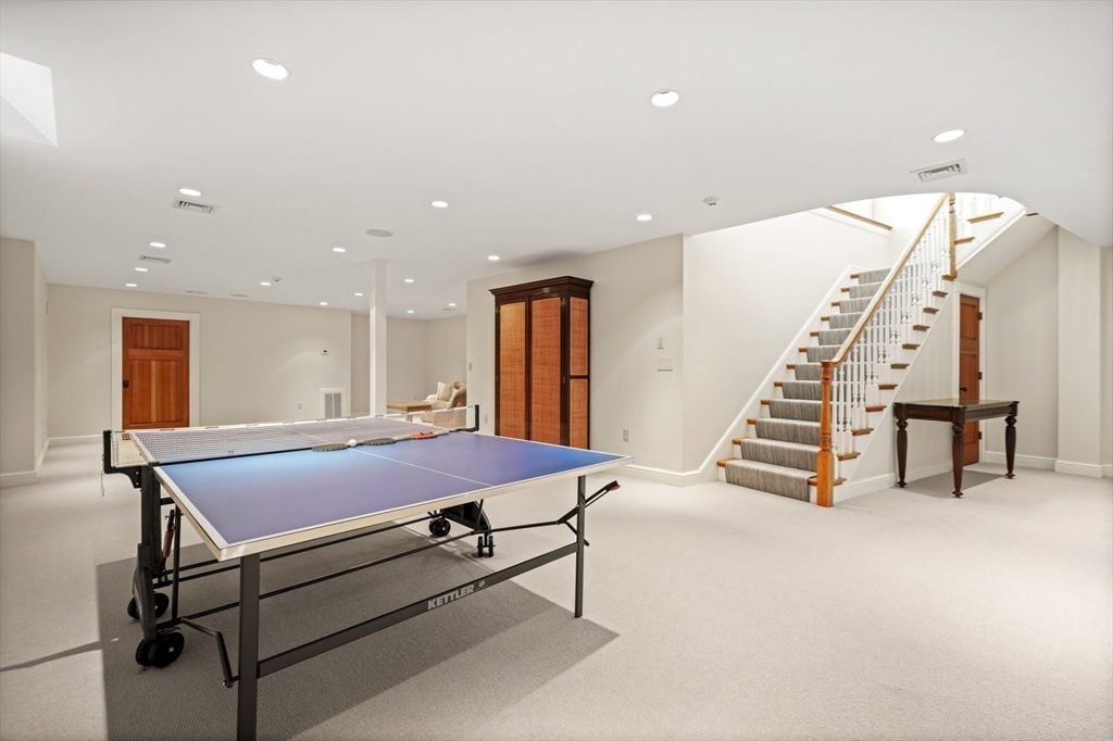 Wellesley, Massachusetts, 02481, United States, 2 Bedrooms Bedrooms, ,3 BathroomsBathrooms,Residential,For Sale,1941651