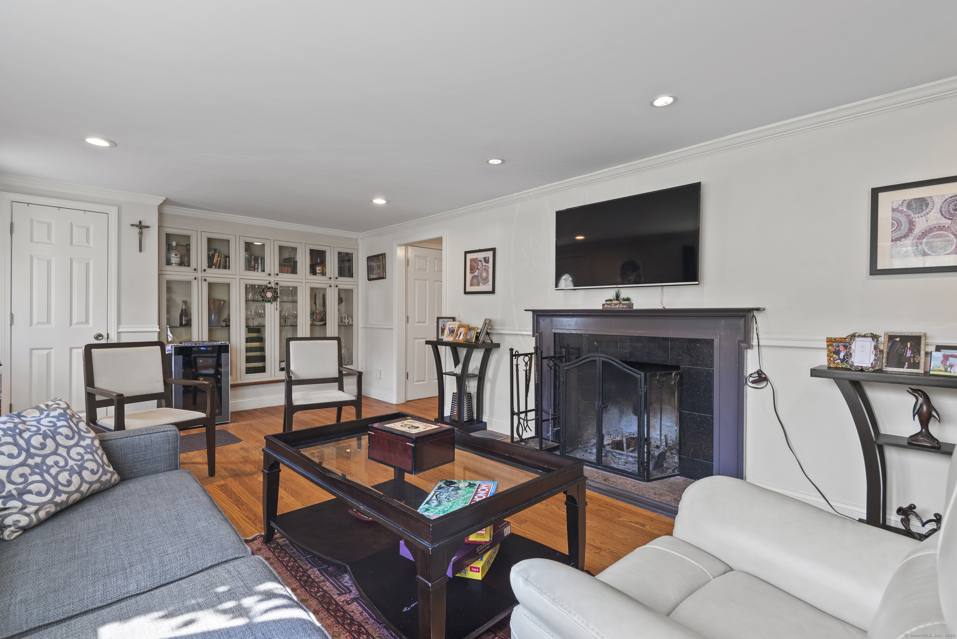 Milford, Connecticut, 06460, United States, 4 Bedrooms Bedrooms, ,3 BathroomsBathrooms,Residential,For Sale,1848853