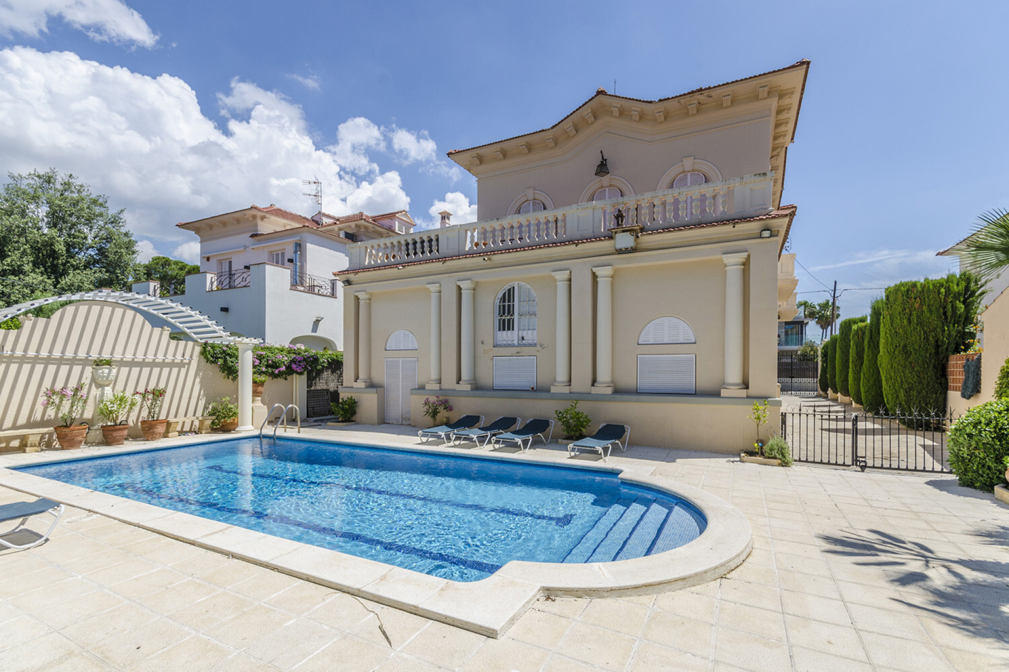  Elegant colonial style villa in Terramar, Sitges, in front of the sea. - 物件實景