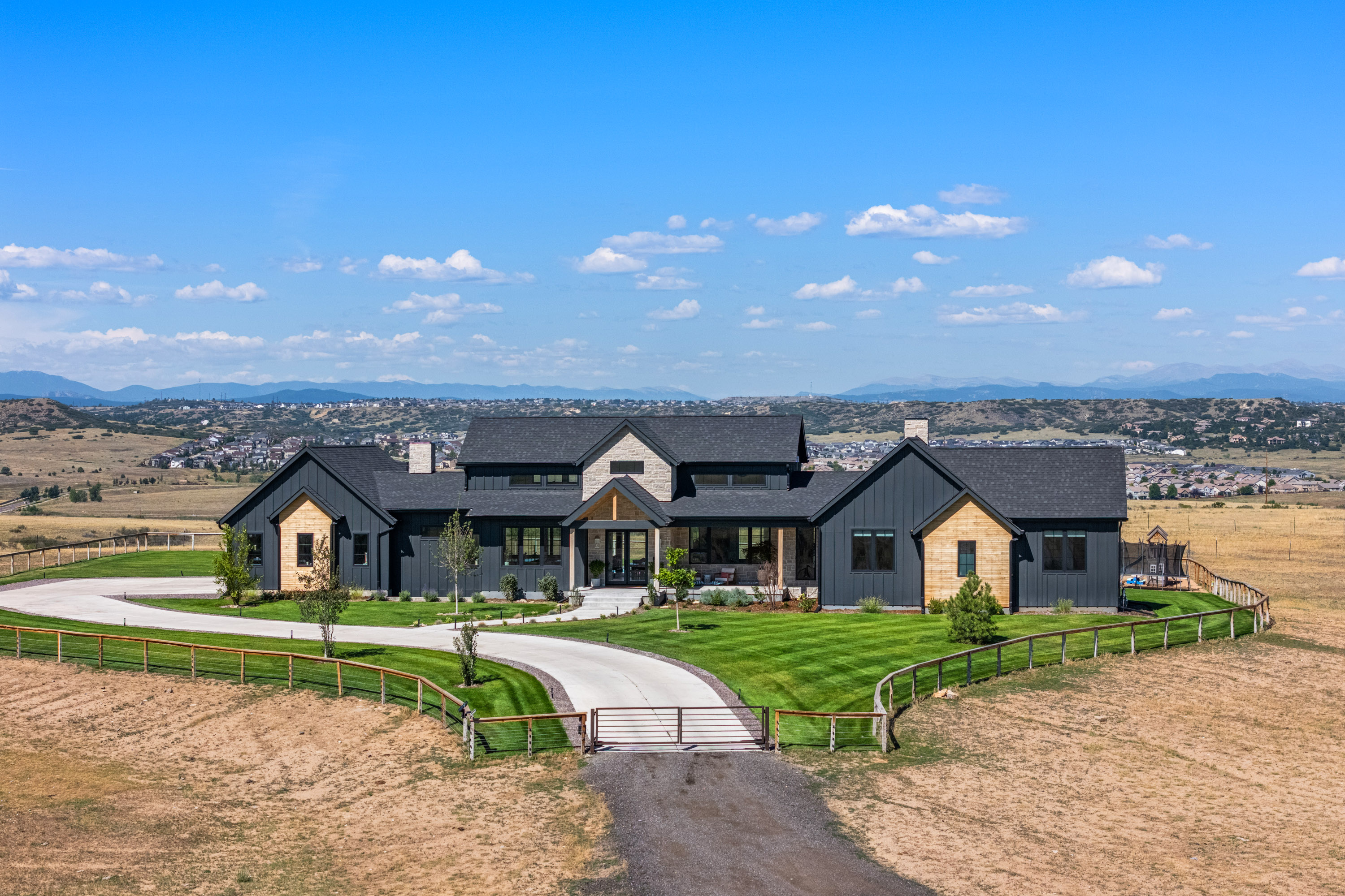  35 Acres  Front Range Views  Saltwater Pool  8,400 SF Workshop - 物件實景