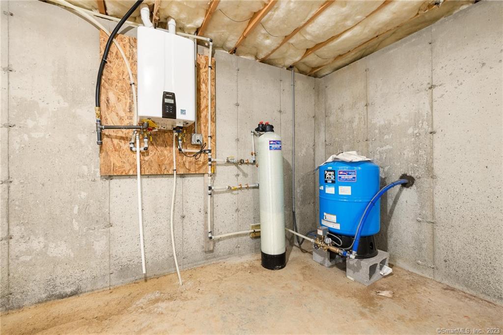 East Hampton, Connecticut, 06424, United States, 3 Bedrooms Bedrooms, ,2 BathroomsBathrooms,Residential,For Sale,1998442