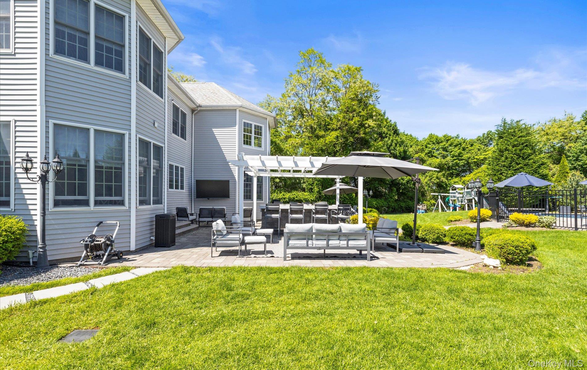 Huntington, New York, 11743, United States, 6 Bedrooms Bedrooms, ,4 BathroomsBathrooms,Residential,For Sale,1827761