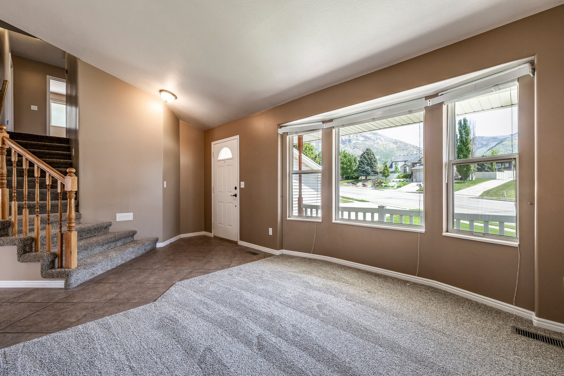  5 Bedroom, 3 Bath Home With One Of North Ogdens Best Porch Views - 物件實景